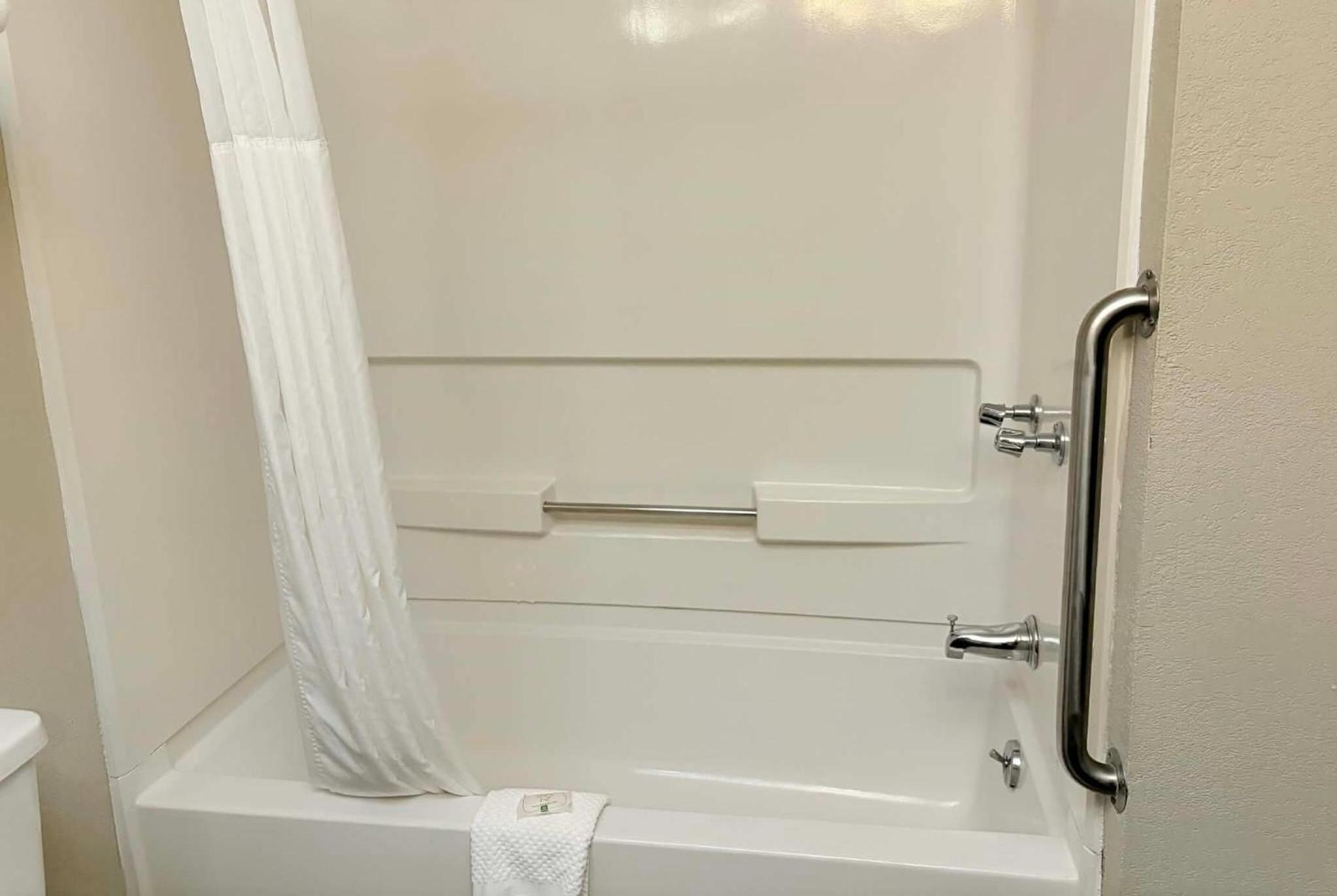 King Suite - Non-Smoking - Photo 3