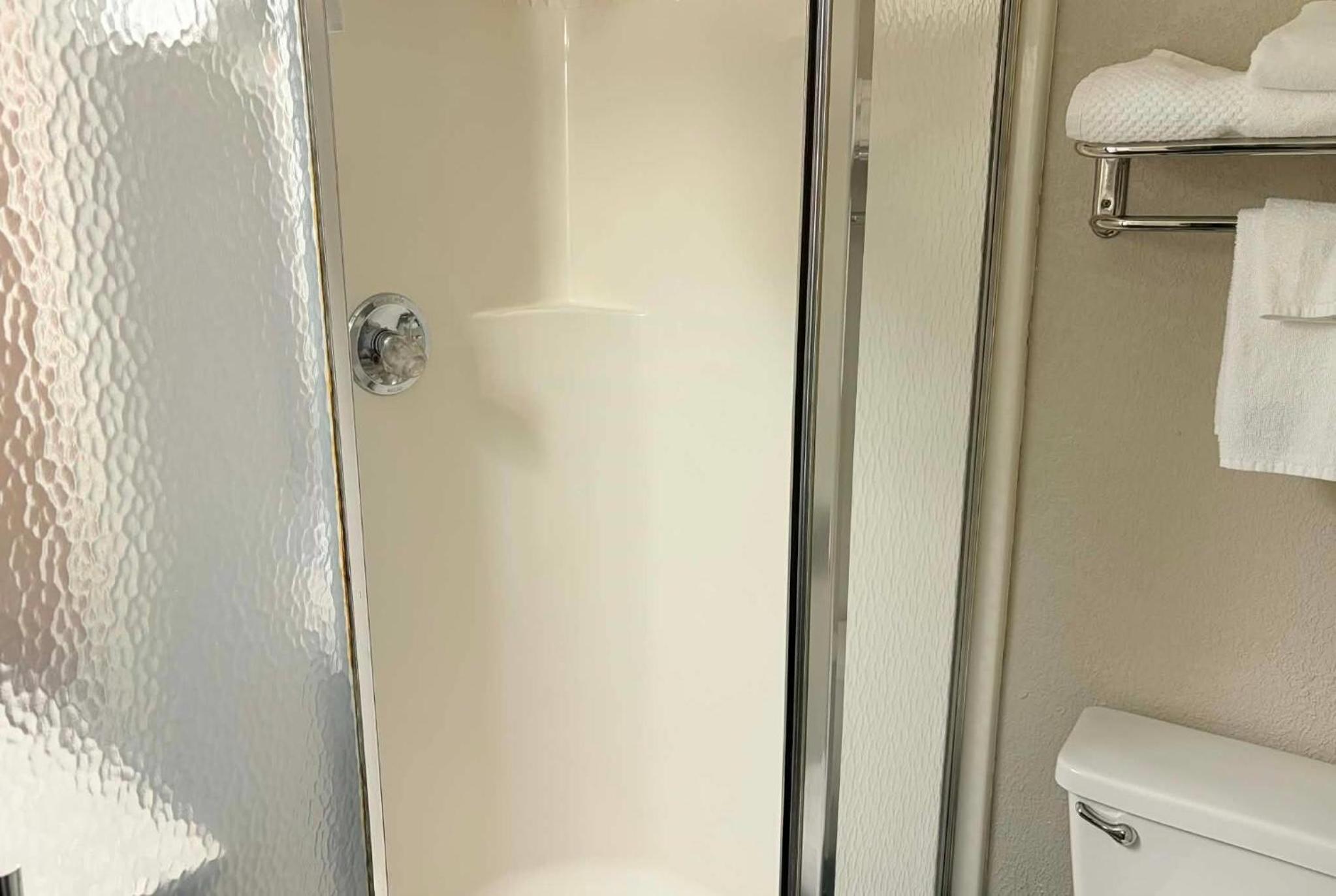 Deluxe King Room - Non-Smoking - Photo 2