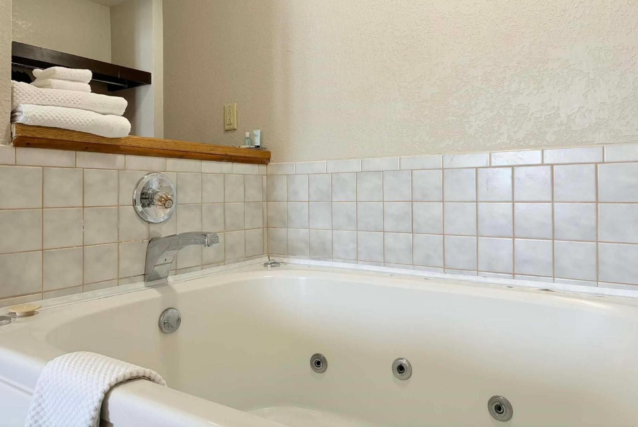 Deluxe King Room - Non-Smoking - Photo 3