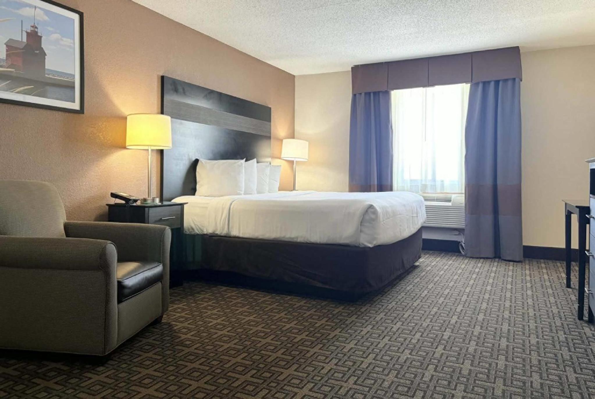 Deluxe King Room - Non-Smoking - Photo 4