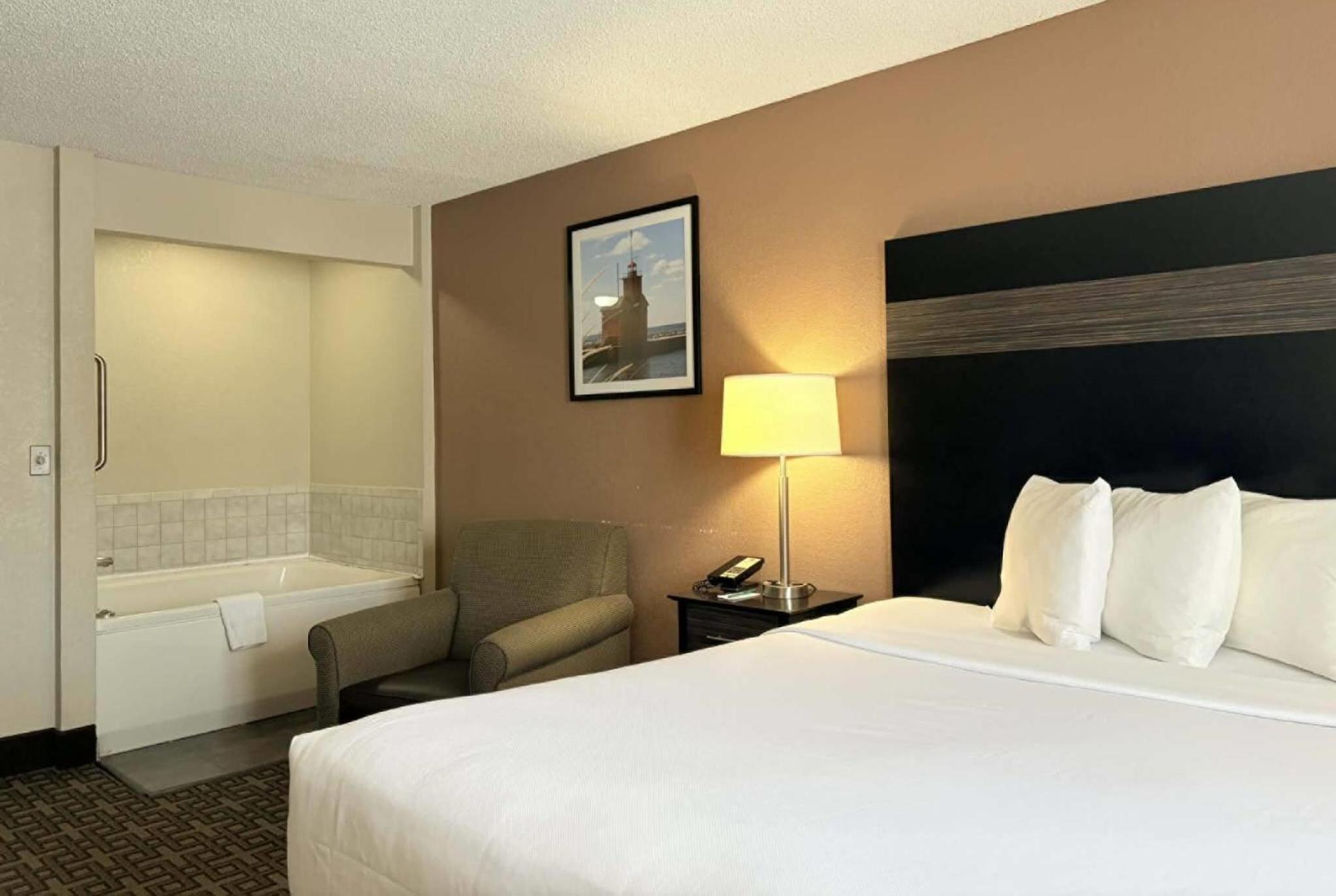 Deluxe King Room - Non-Smoking - Photo 6