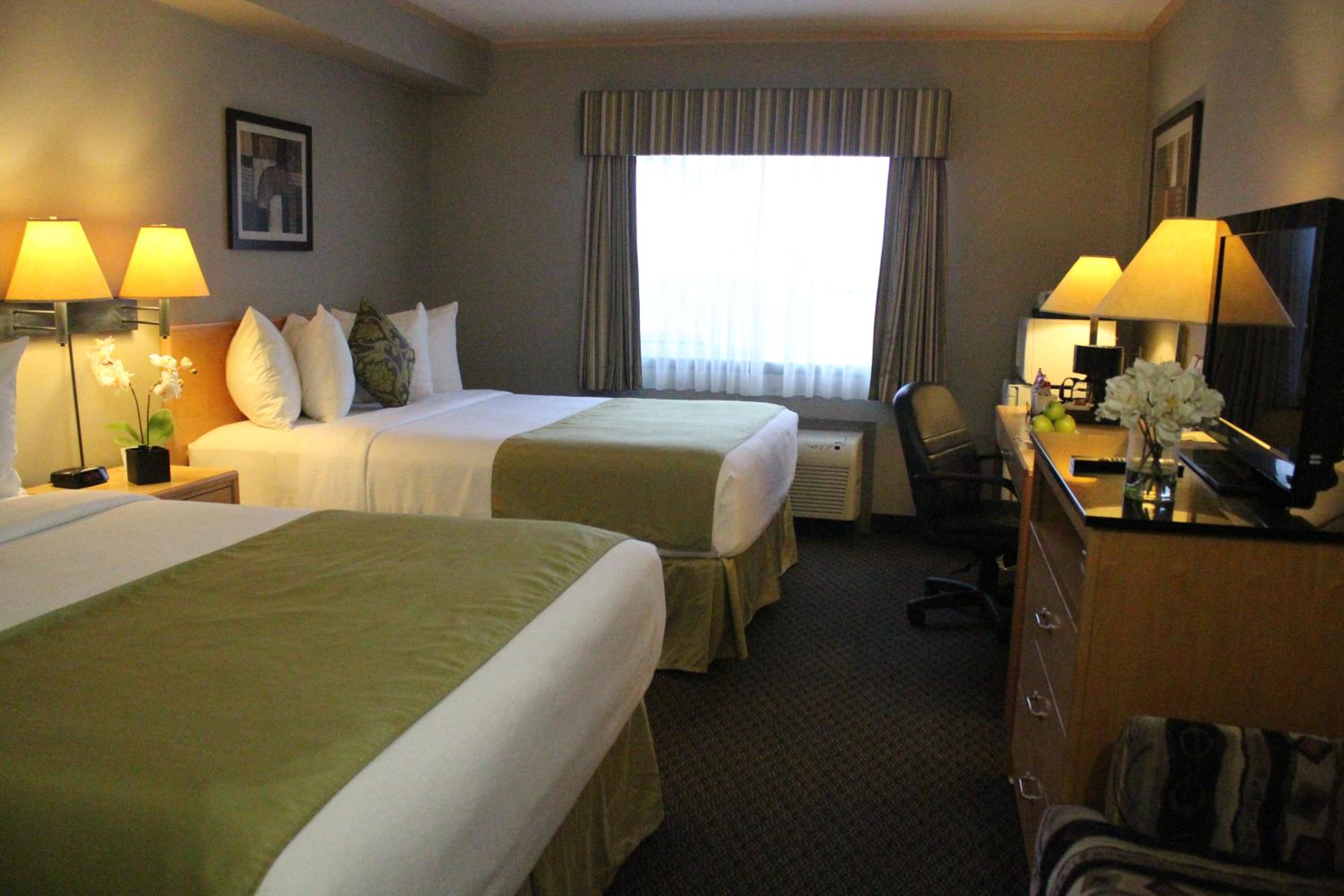 Superior Queen Room with Two Queen Beds - Non-Smoking - Photo 4