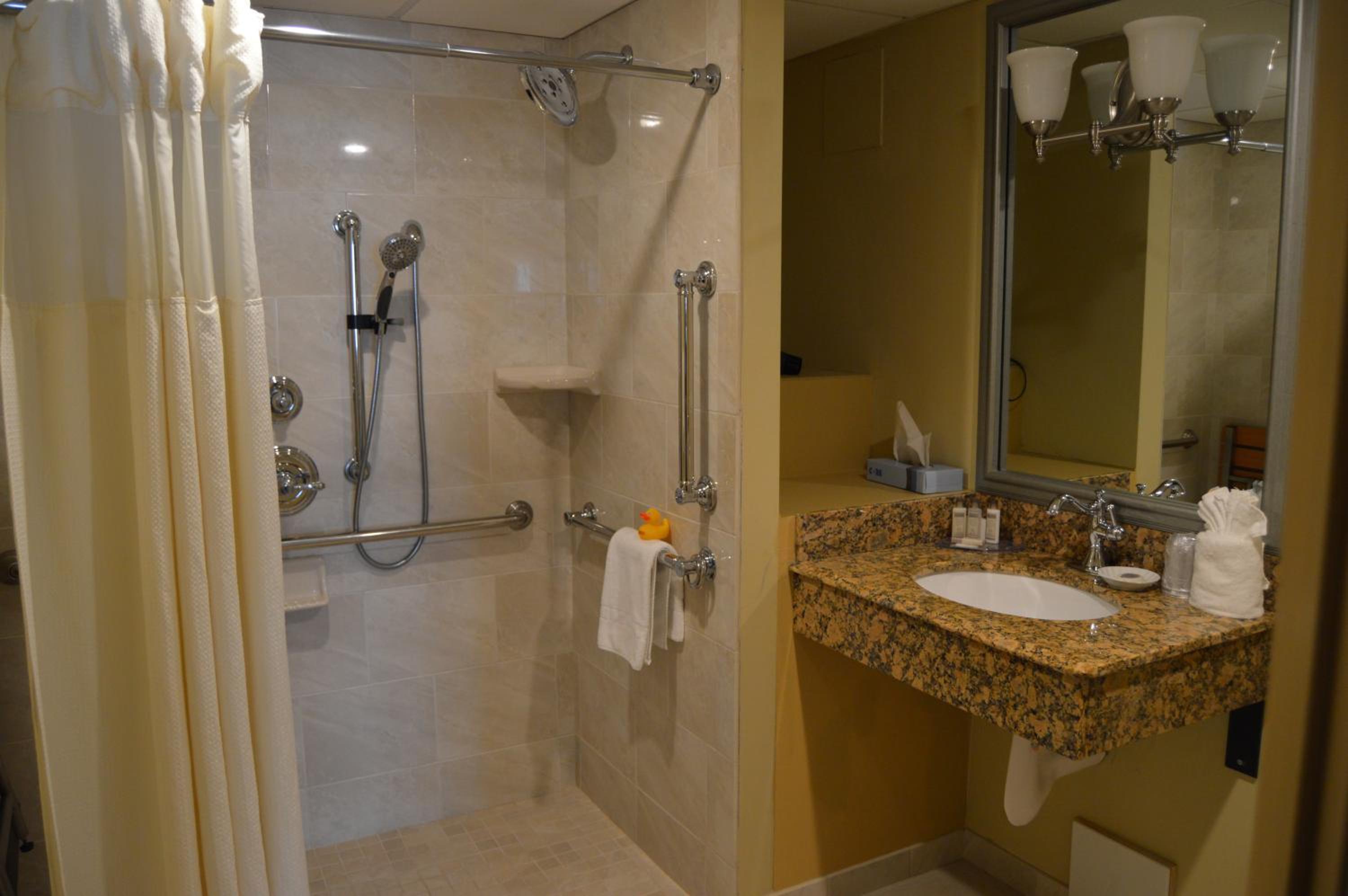 Queen Room with Two Queen Beds and Roll-In Shower - Disability Access/Non-Smoking photo 3
