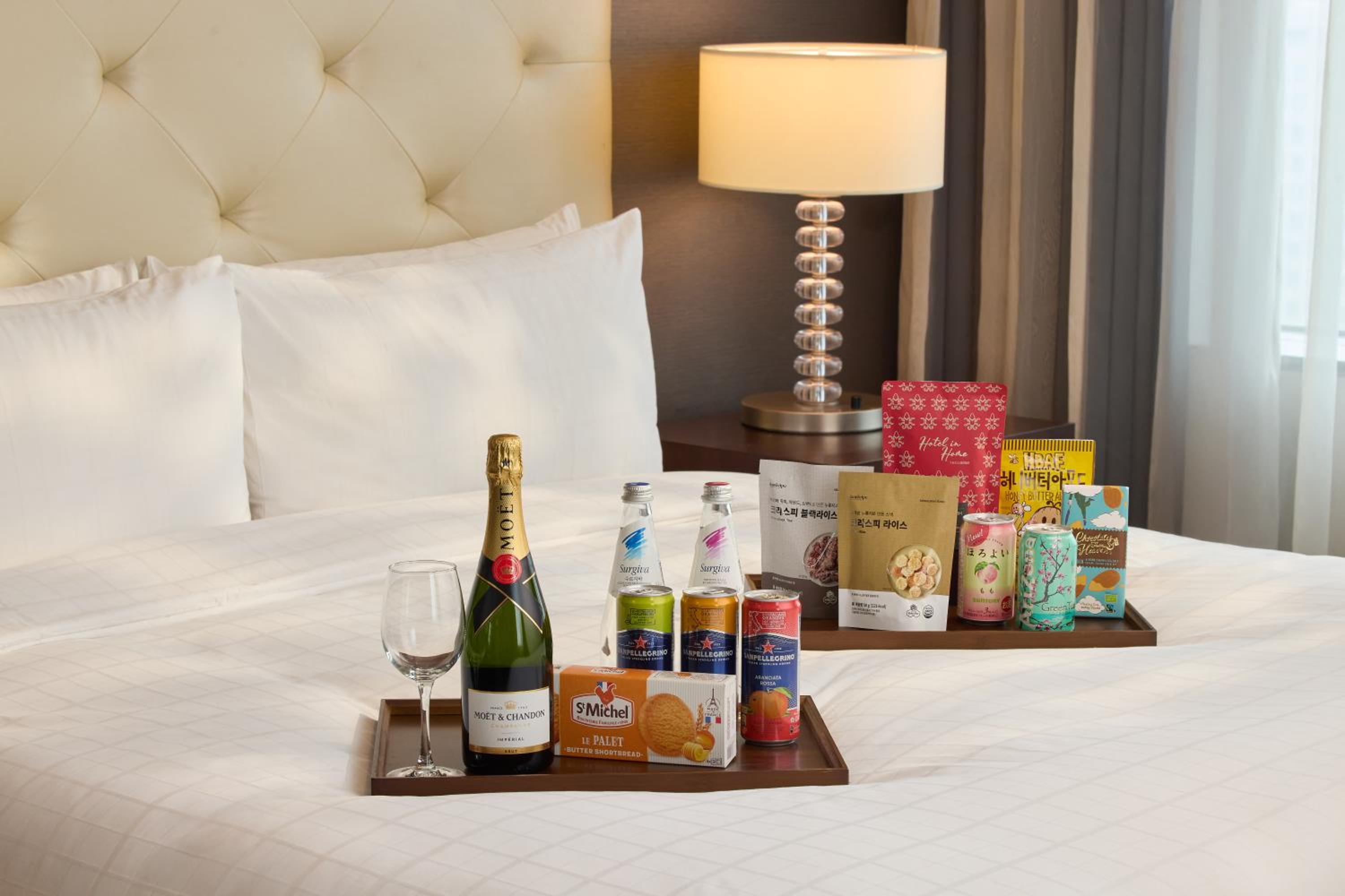 [Moet Tonight PKG] Studio Premier(Double/Twin) with 1 bottle of Moet Chandon Champagne + Taste Box photo 1