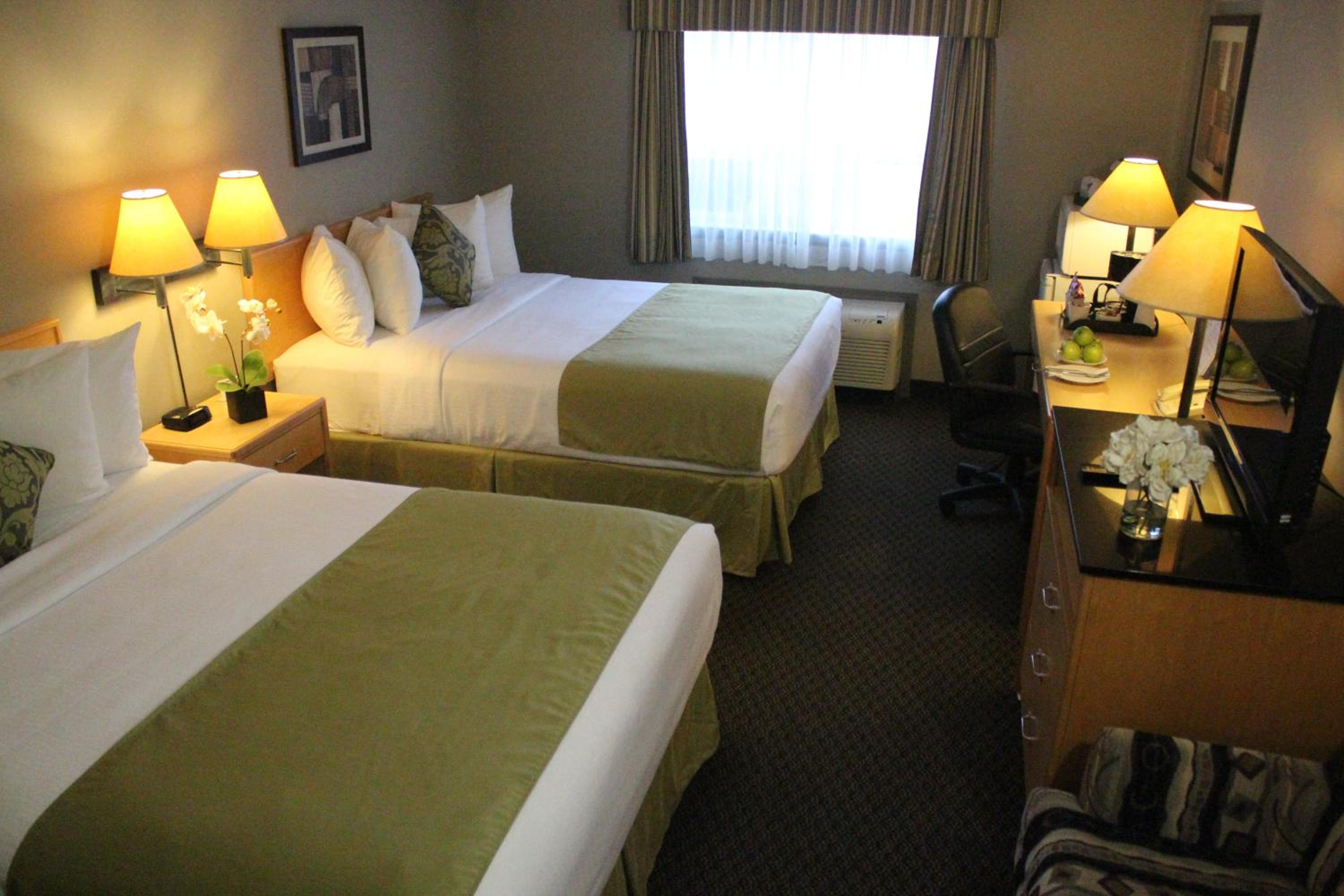 Superior Queen Room with Two Queen Beds - Smoking - Photo 3