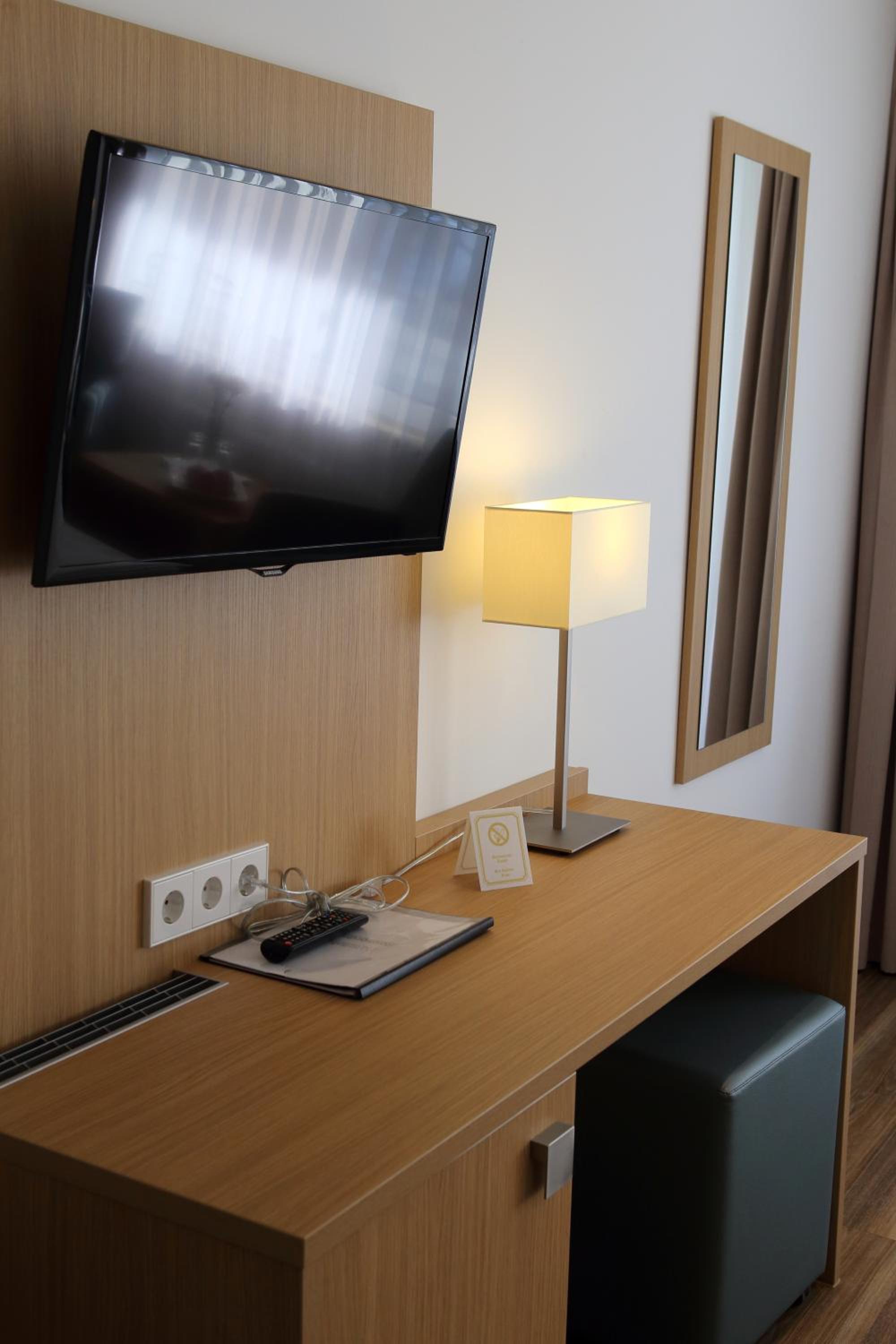 Double Room with Balcony and Lake View - Photo 6