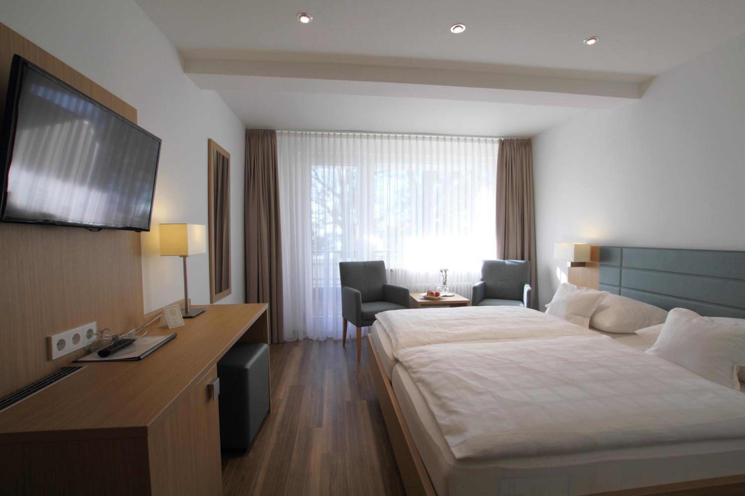 Double Room with Balcony and Lake View - Photo 19