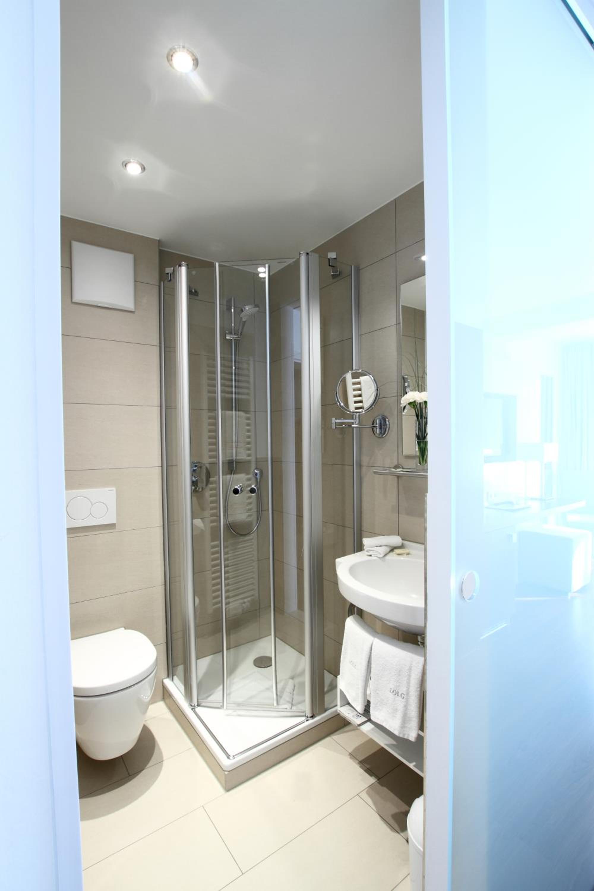 Double Room with Balcony and Lake View - Photo 15