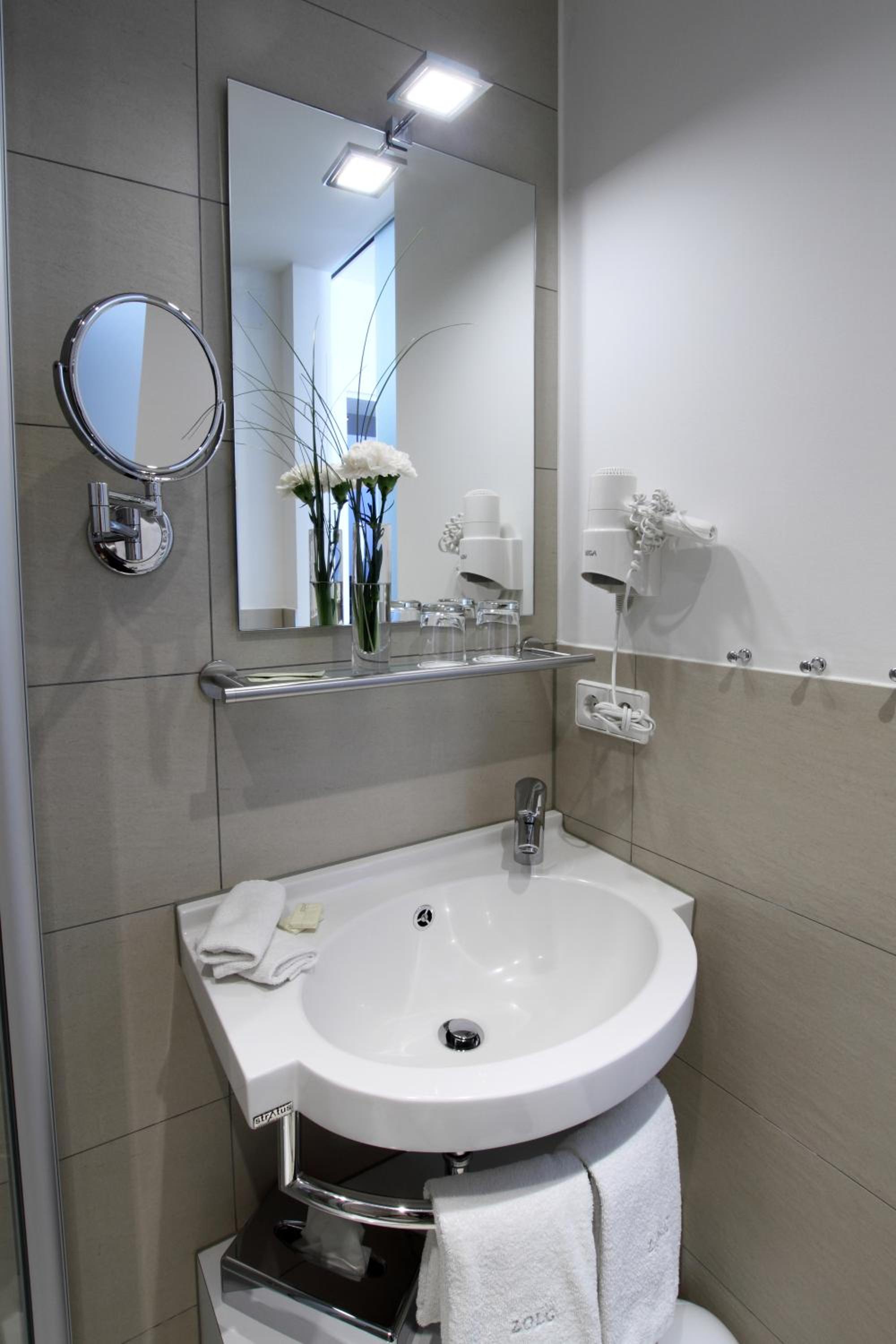 Double Room with Balcony and Lake View - Photo 2