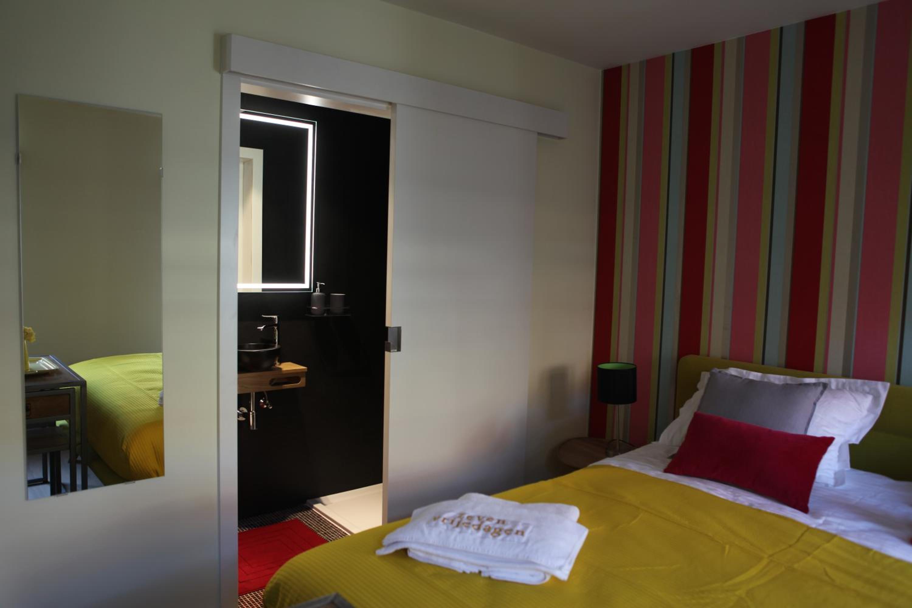 Studio Apartment - Photo 1
