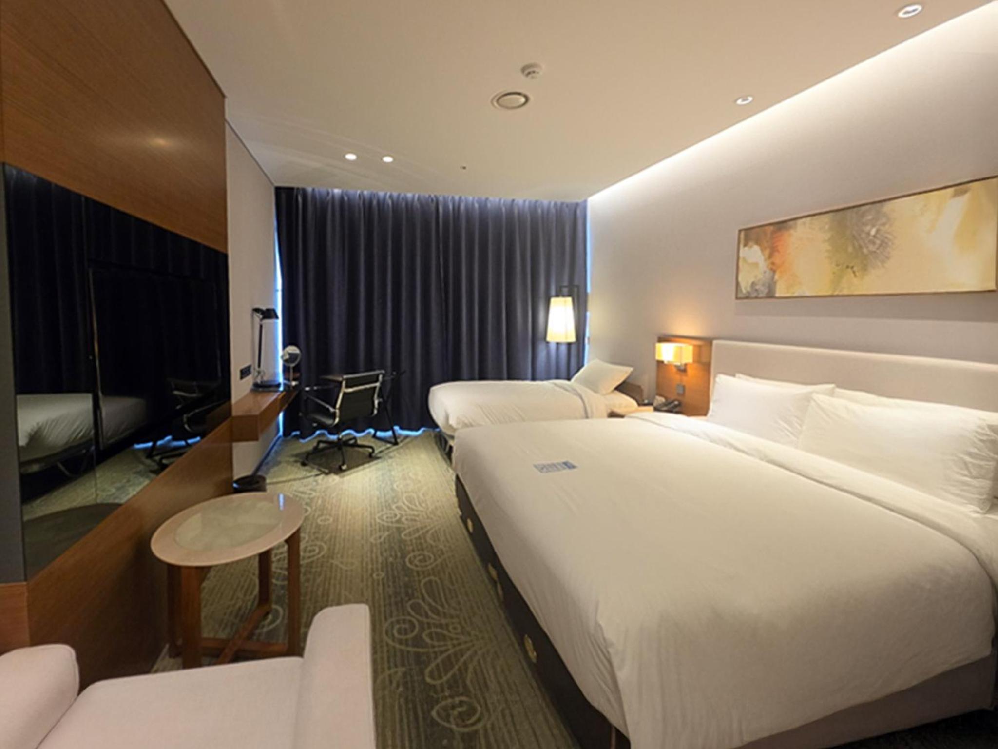 Semi Deluxe Twin (1 Double Bed + 1 Extra Bed) photo 3