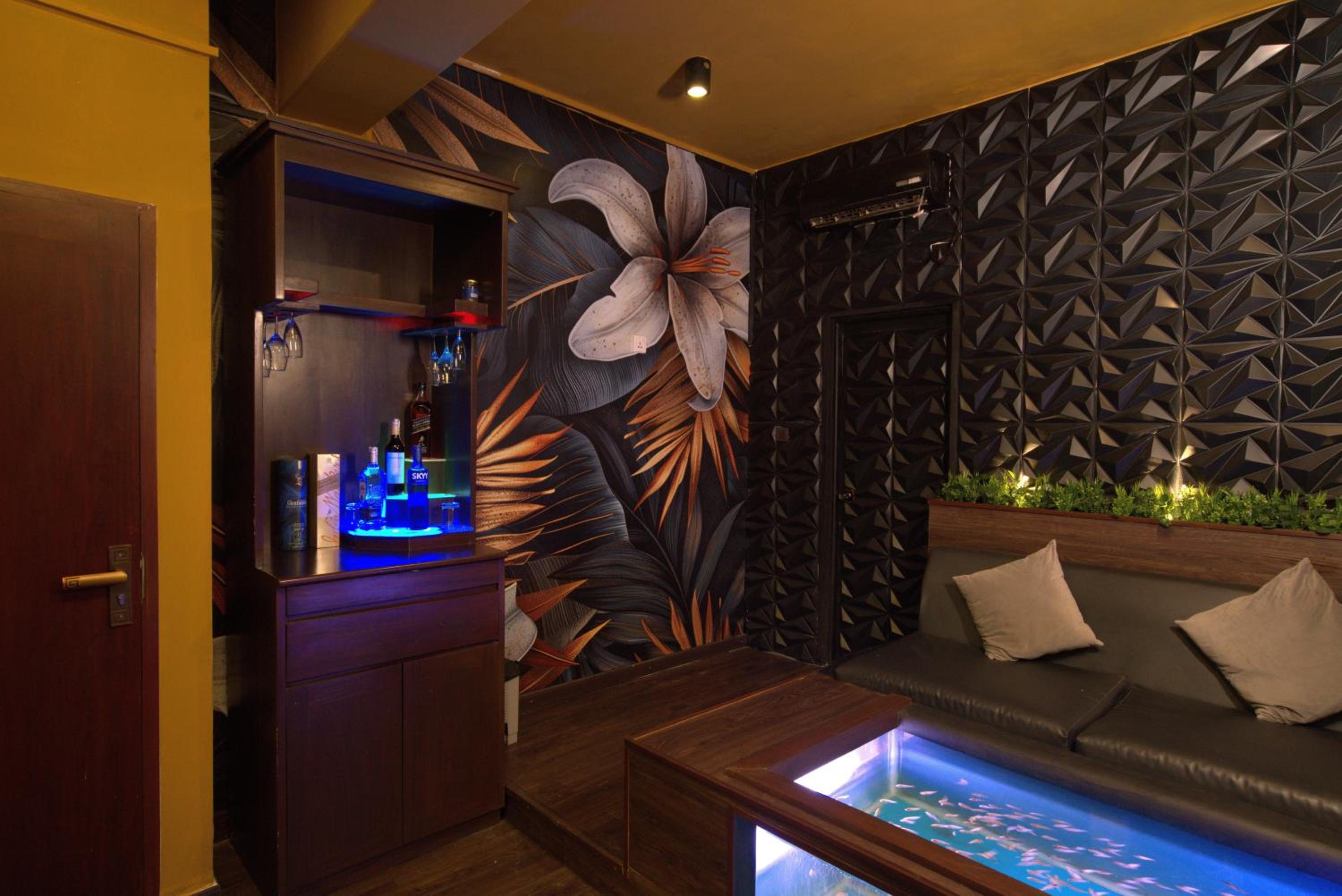 King Suite with Balcony photo 2