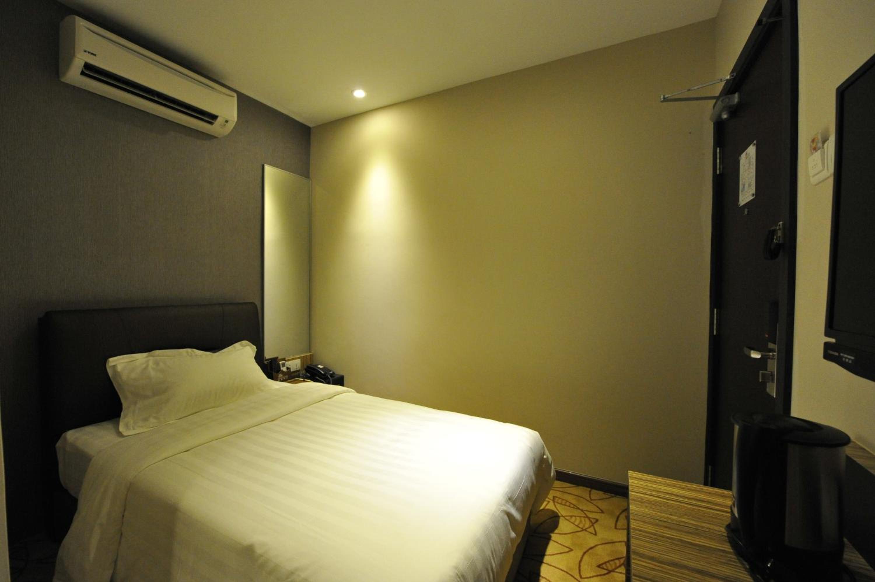Standard King Room photo 3