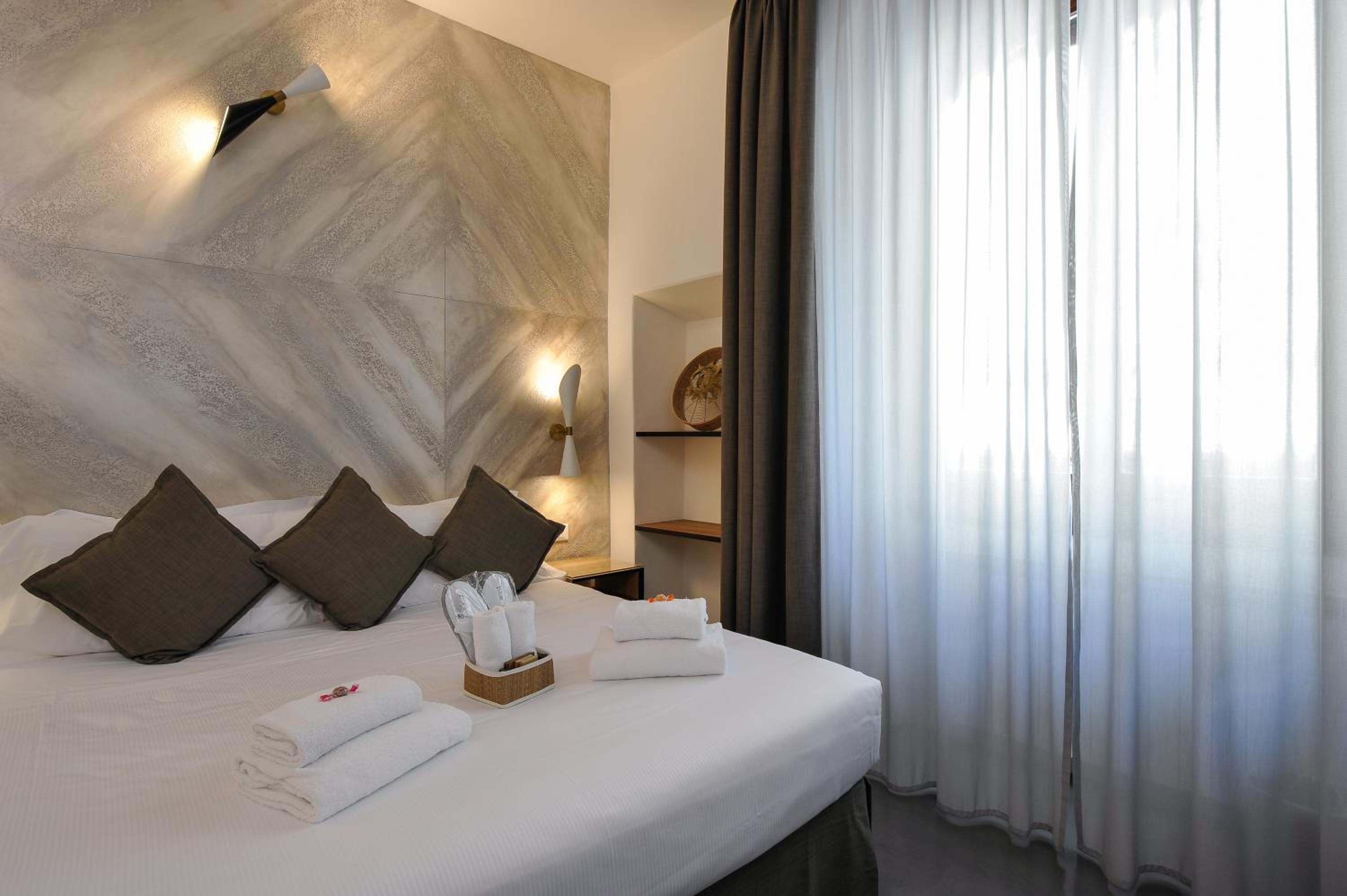 Available room thumbnail 6
