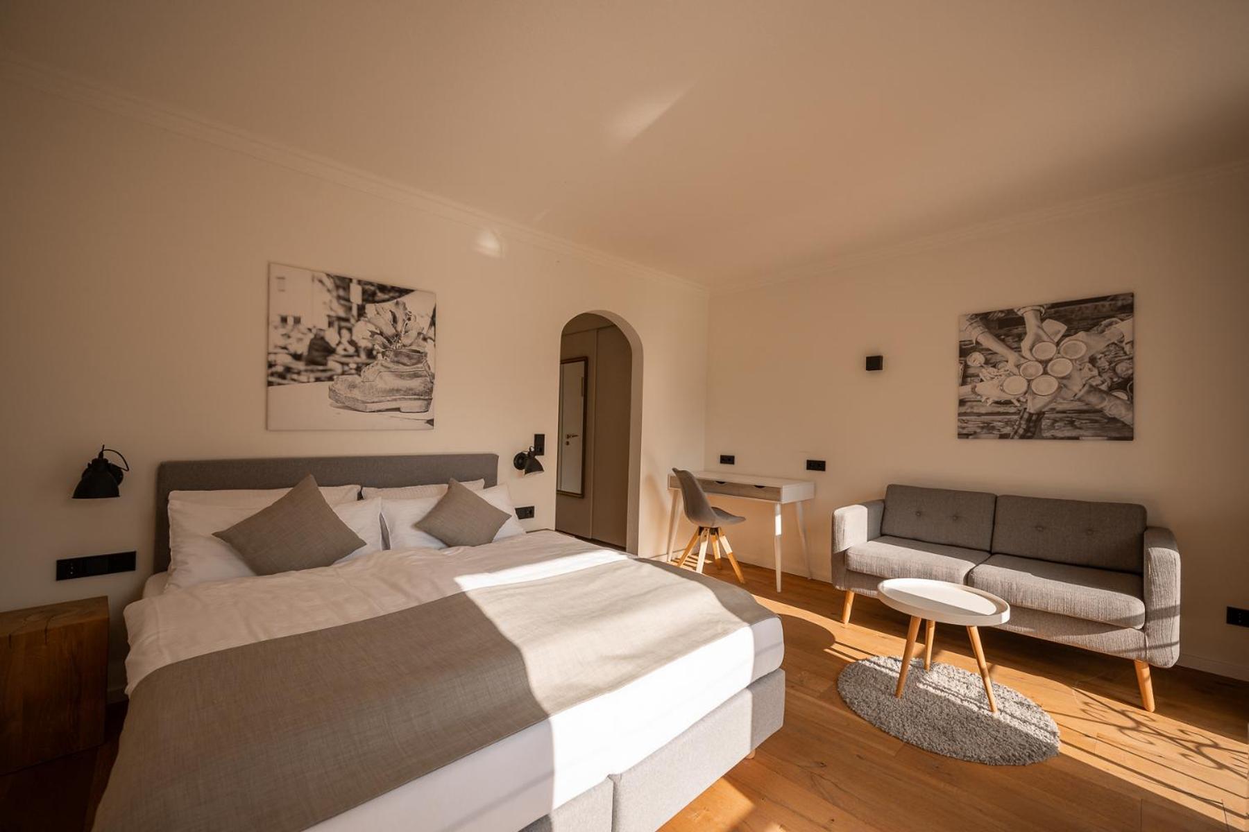 Mountain Lake Room