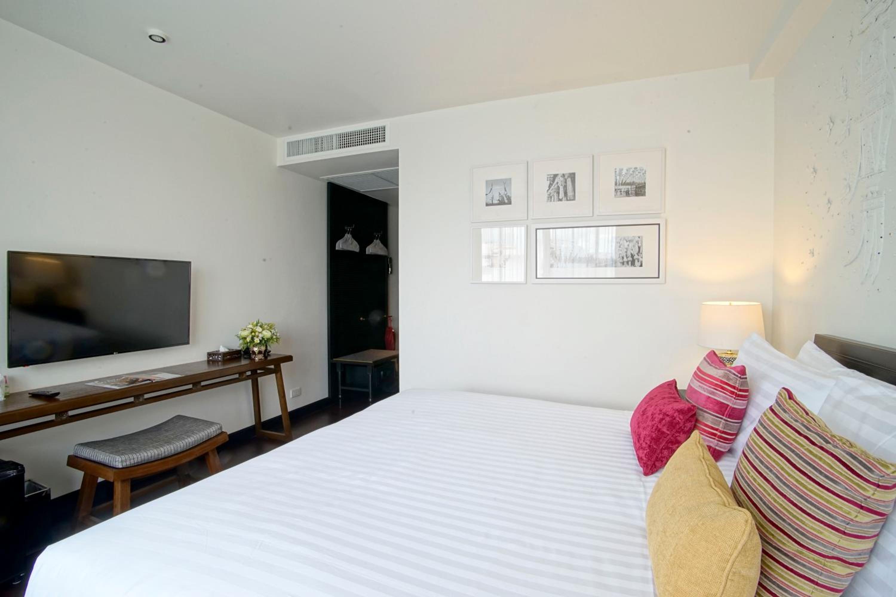 Standard King Room photo 3
