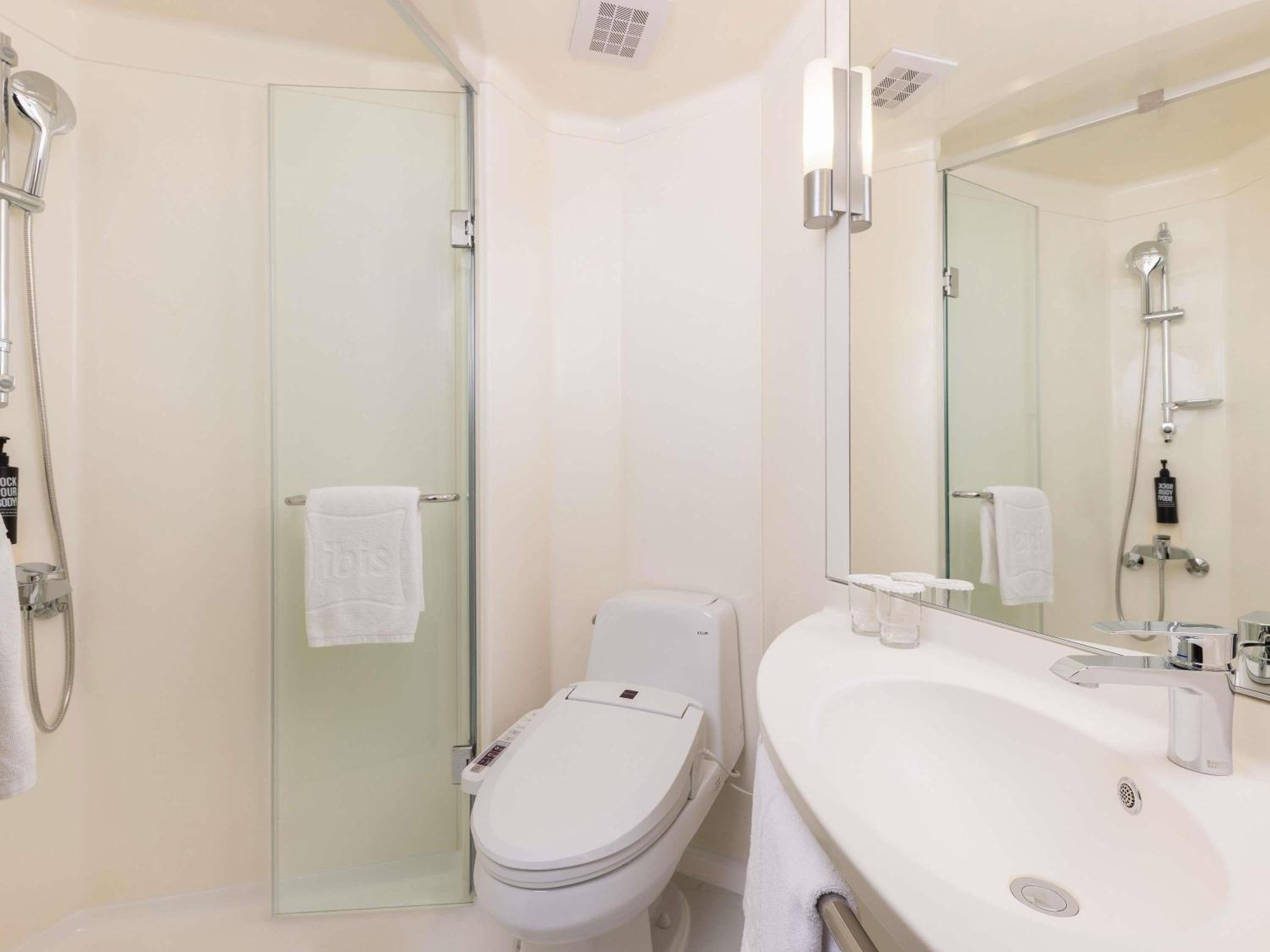 [Triple Moment] Premium Triple Room with Three Single Beds + Breakfast for 3 + 3 cans of Terra beer at check-in (once per booking only) + Late check-out at 2PM