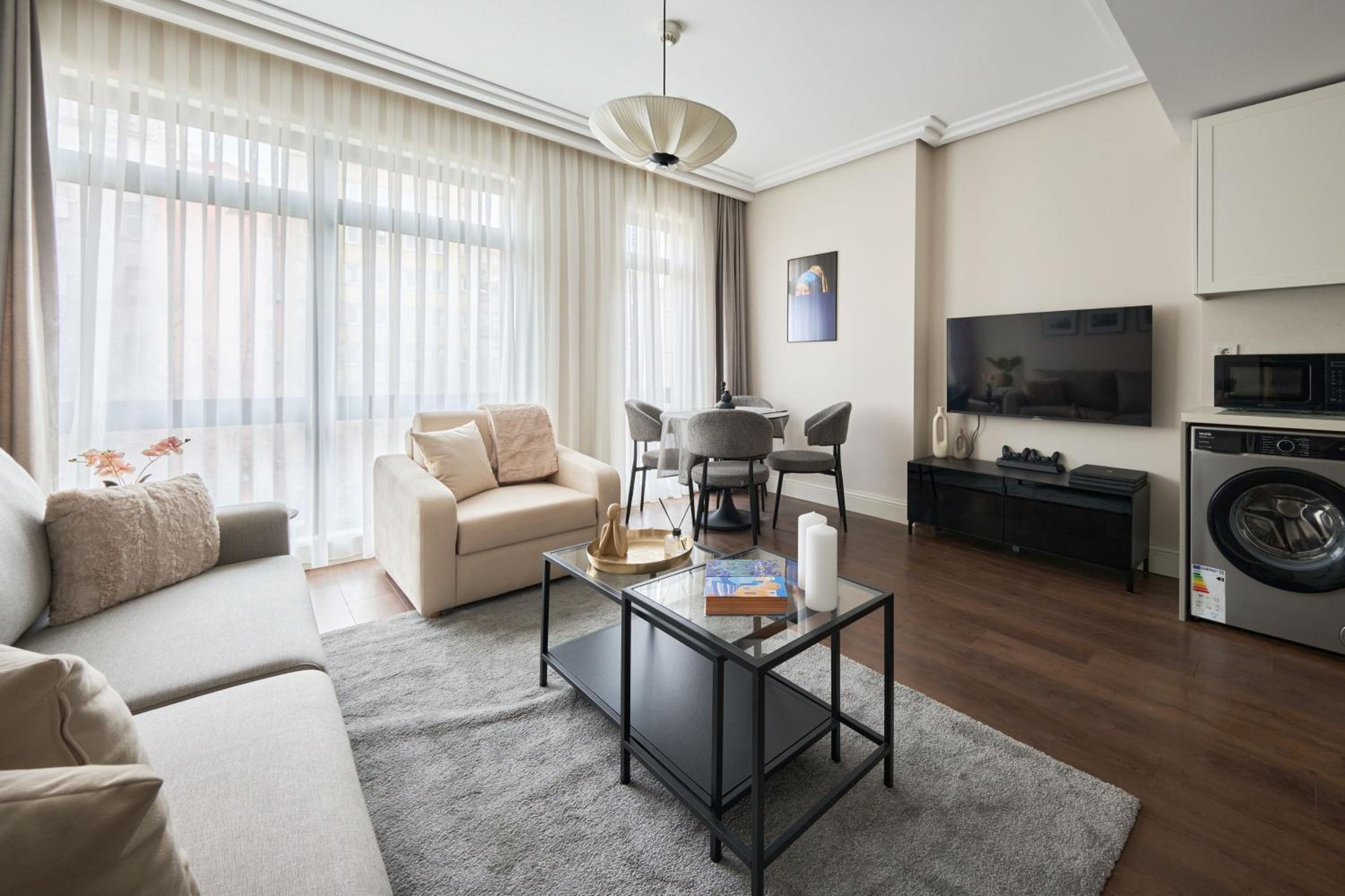 Deluxe One-Bedroom Apartment with City View photo 1