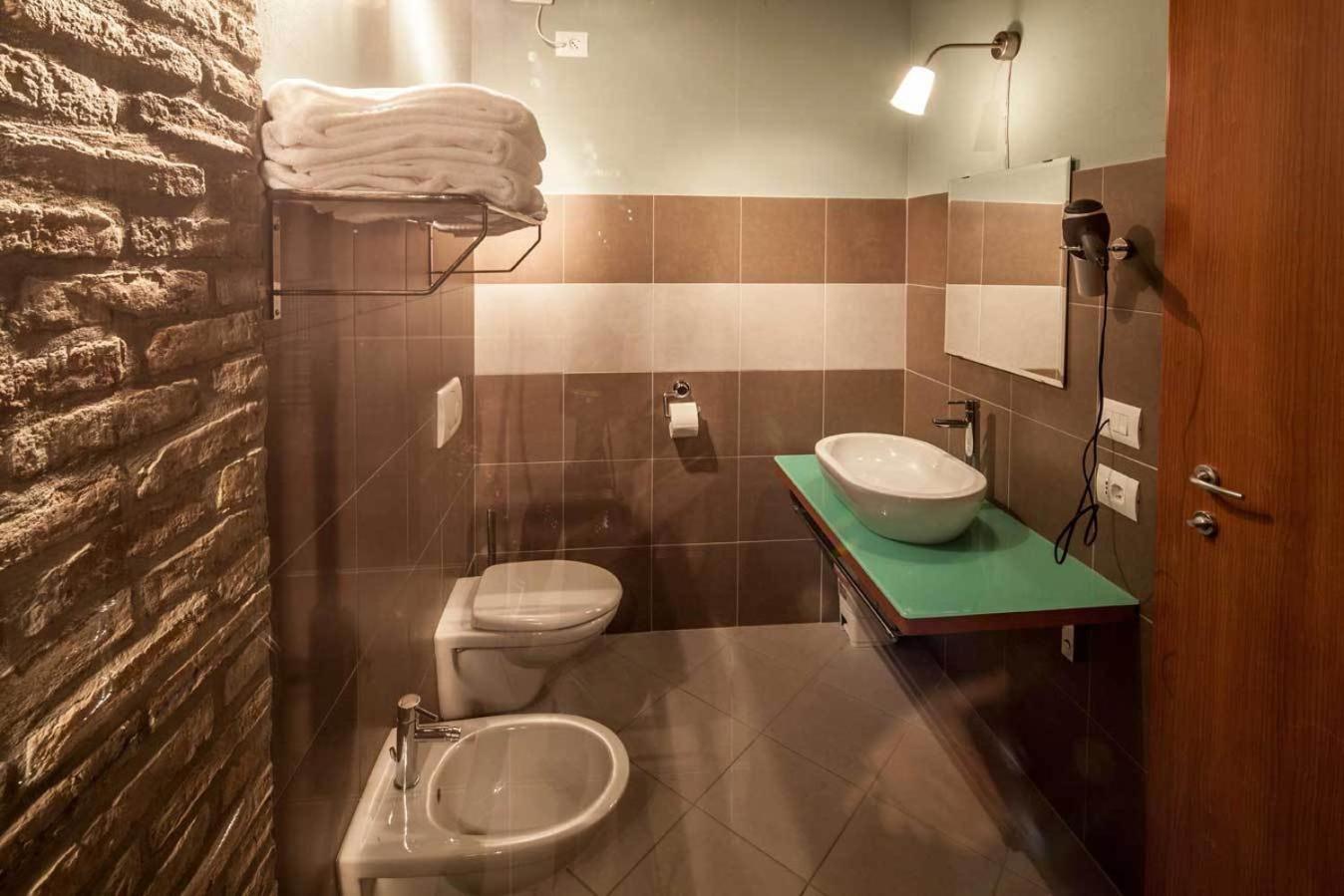 Double or Twin Room - Photo 8