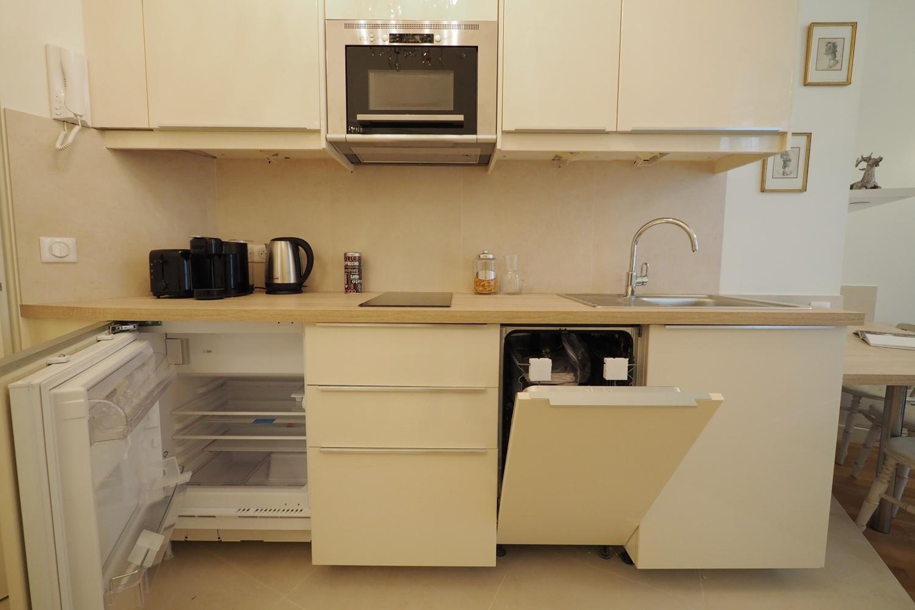 One-Bedroom Apartment photo 1