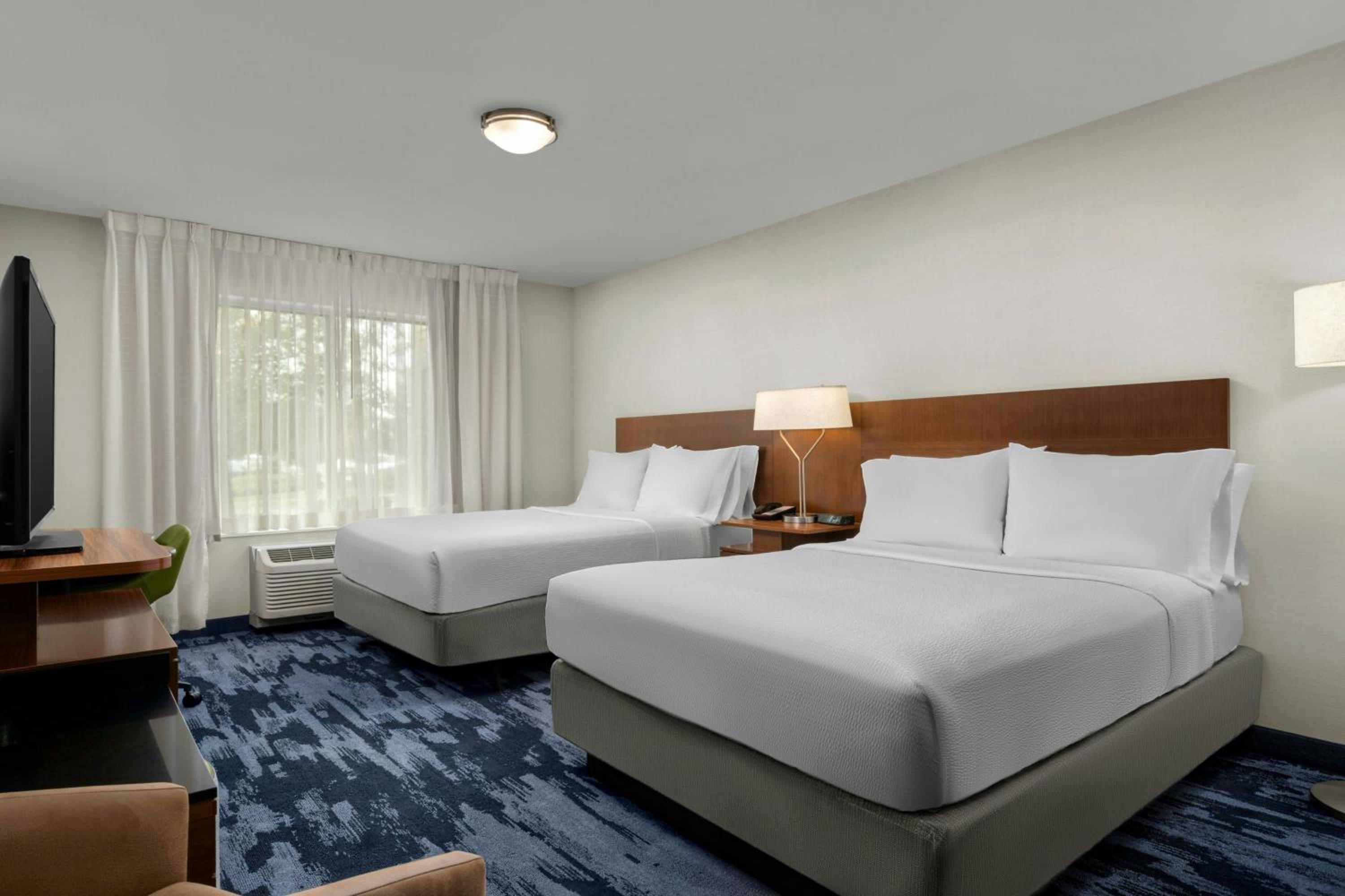 Queen Room with Two Queen Beds photo 2