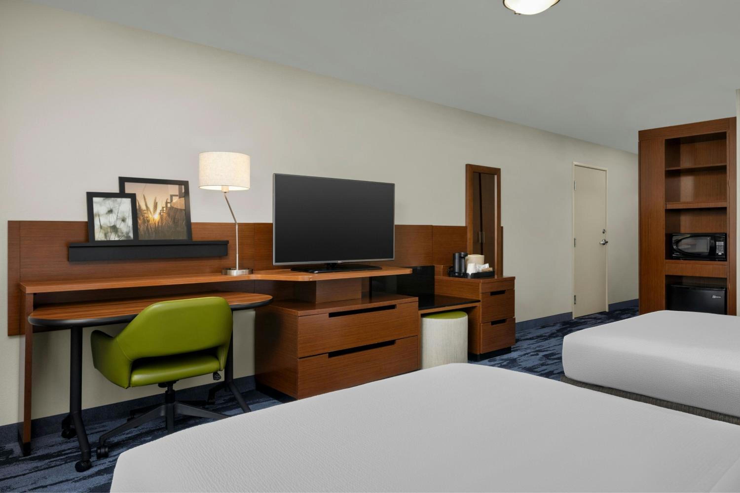 Queen Room with Two Queen Beds and Roll-In Shower - Mobility Access/Hearing Accessible