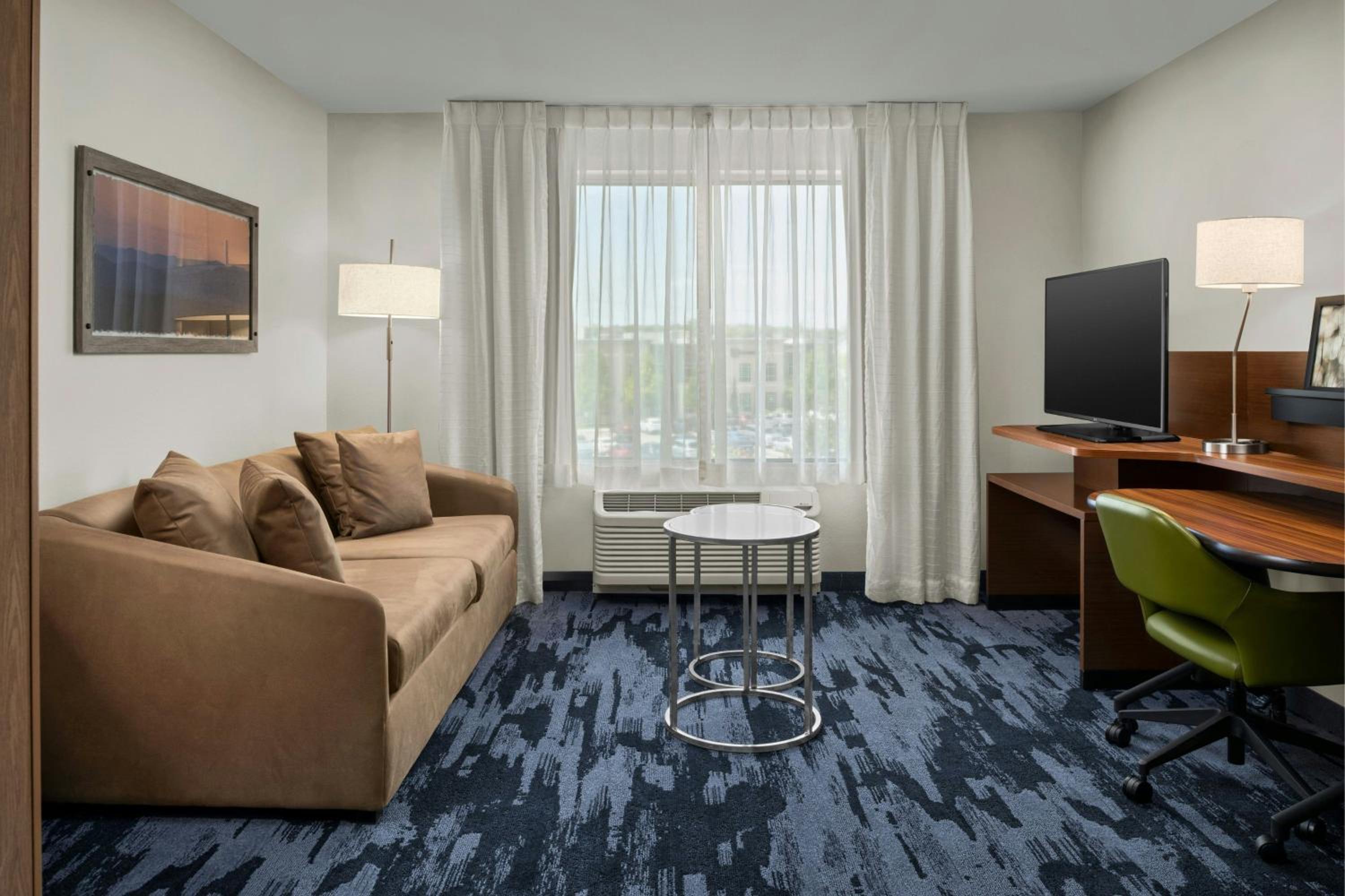 King Suite with Sitting Area, Transfer Shower and Sofa Bed - Mobility Access/Communication Assistance photo 2