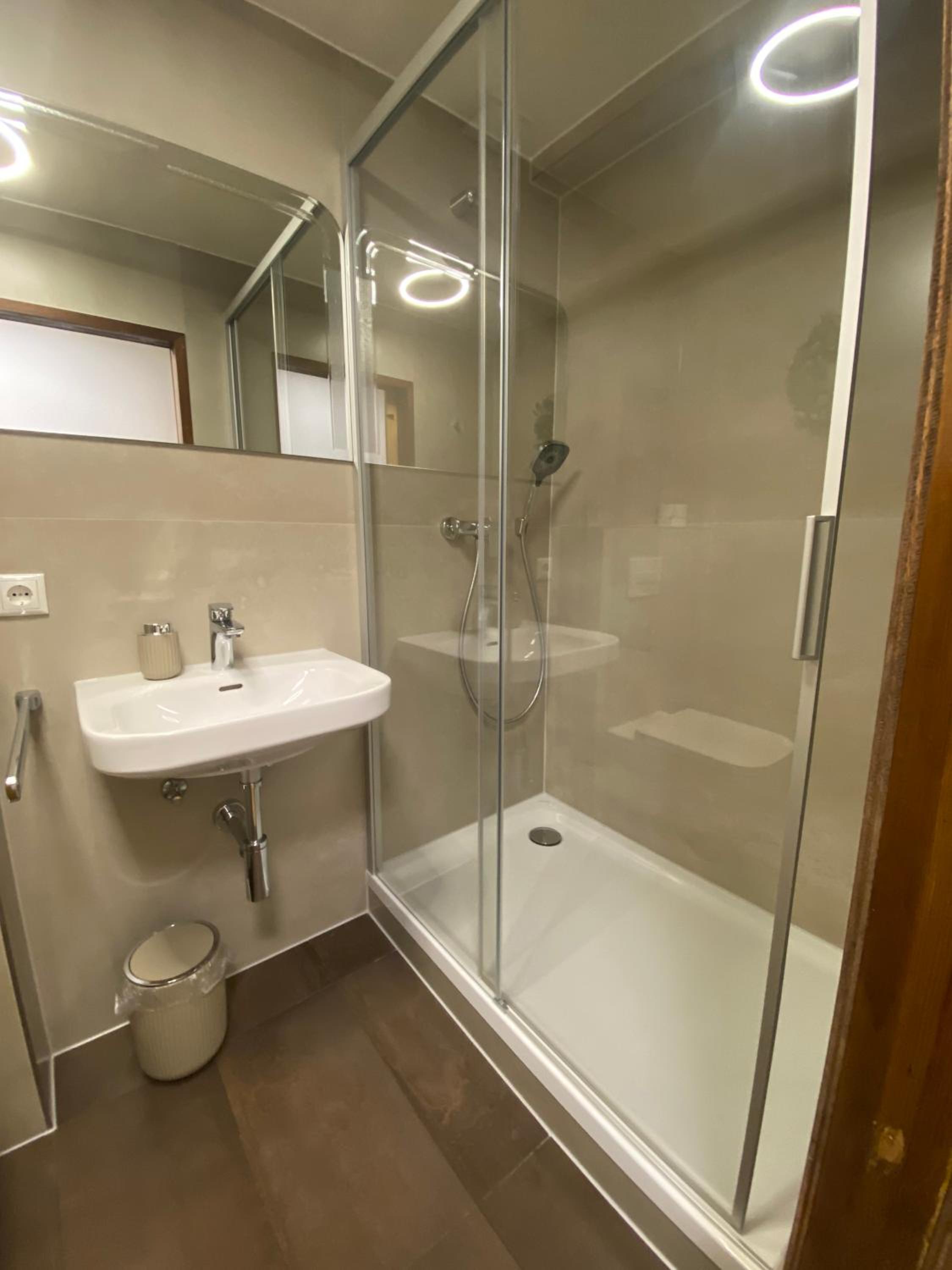 Single Room with Private Bathroom photo 3