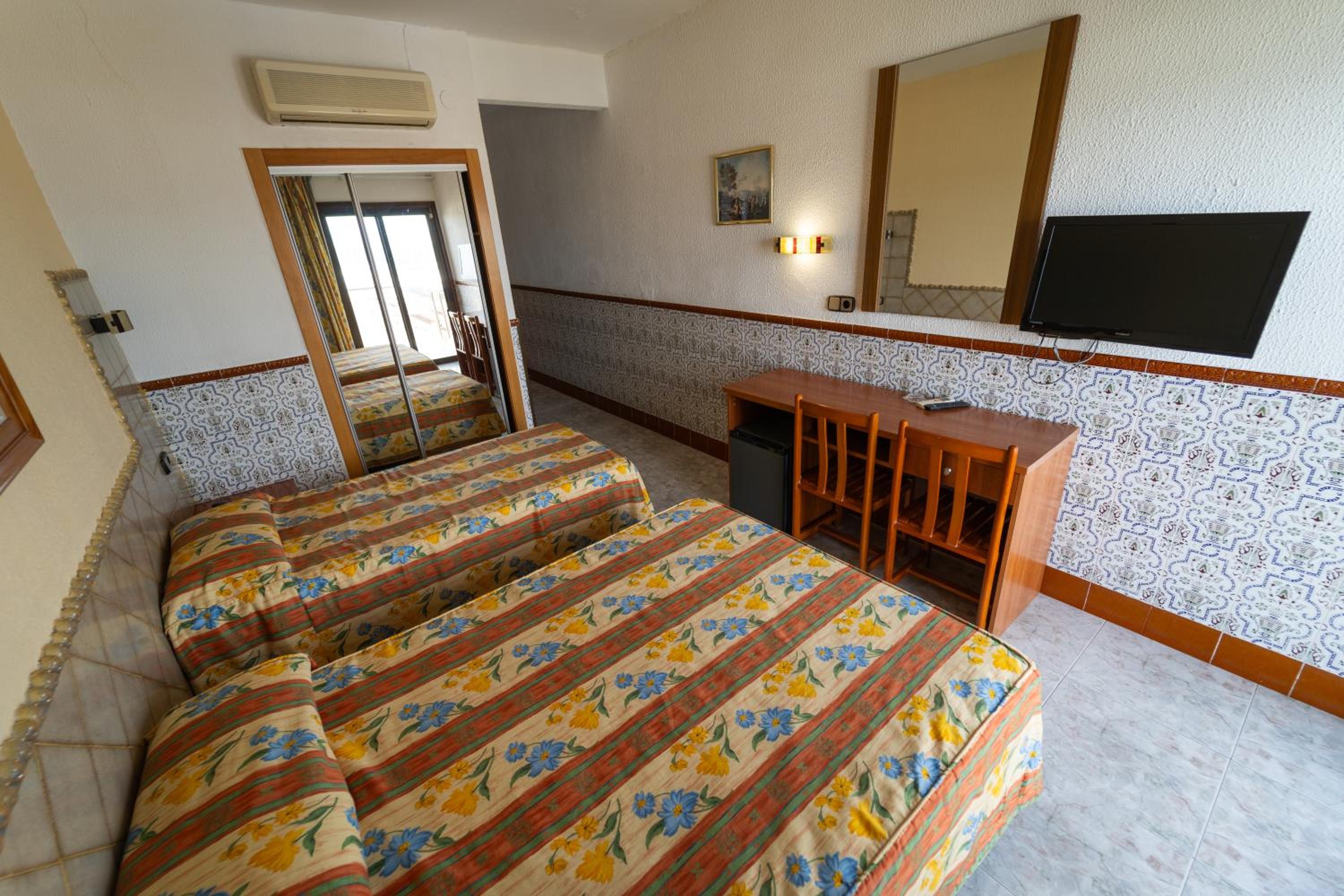 Quadruple Room (2 Adults + 2 Children) photo 2
