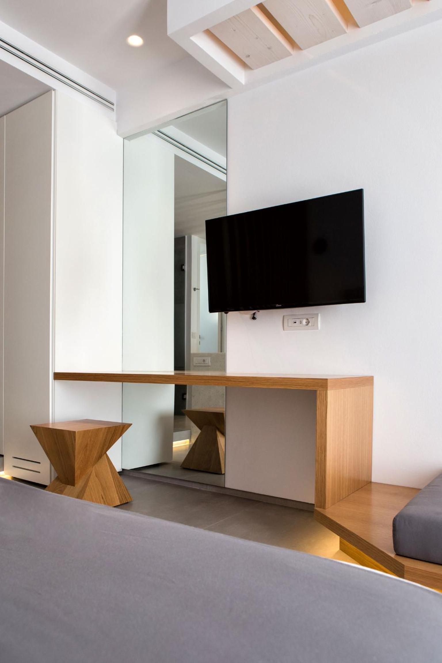 Superior Suite with Private Pool and Sea View - Photo 4