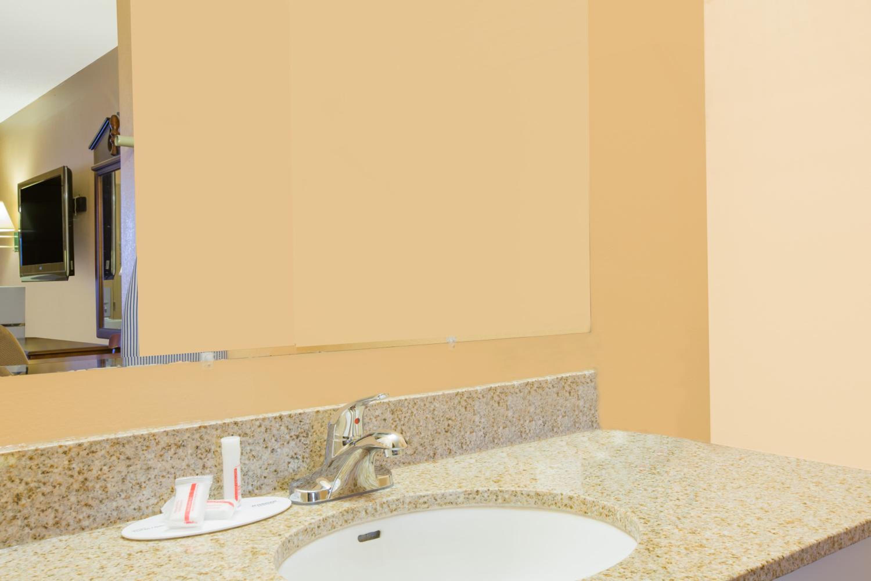 Queen Room - Non-Smoking - Photo 2