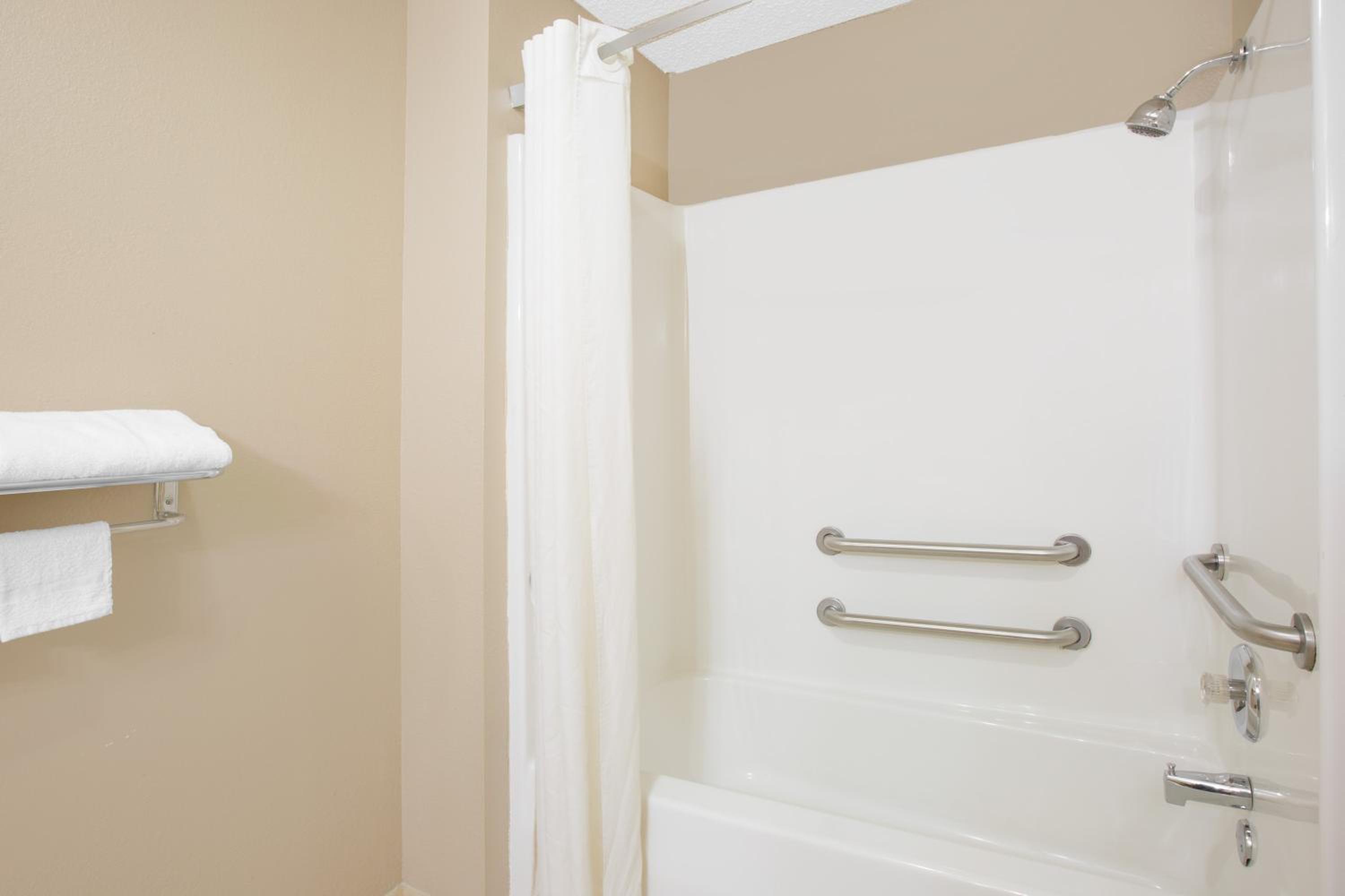 Queen Room - Disability Access - Non-Smoking - Photo 2