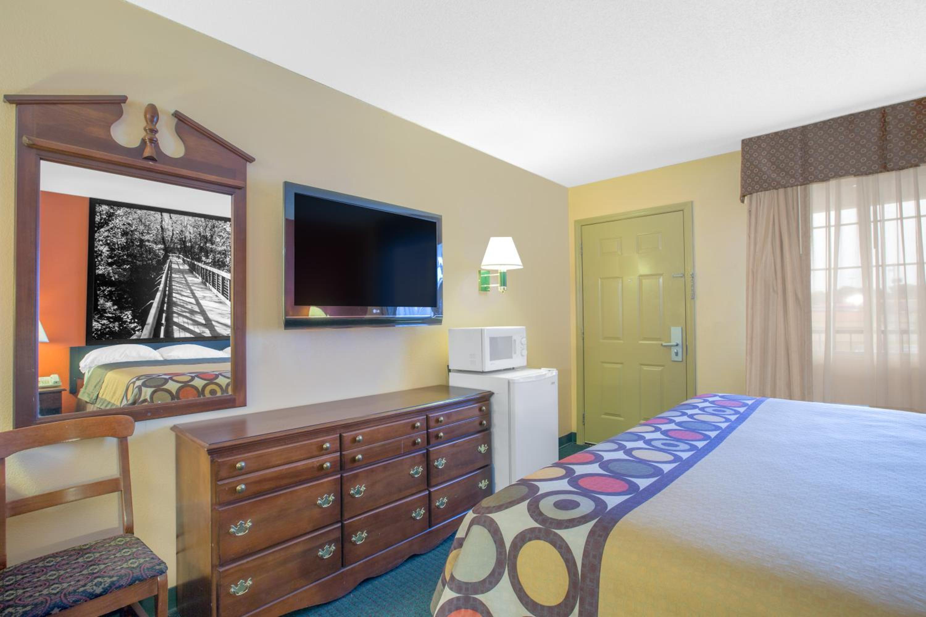 Queen Room with Two Queen Beds - Non-Smoking - Photo 1