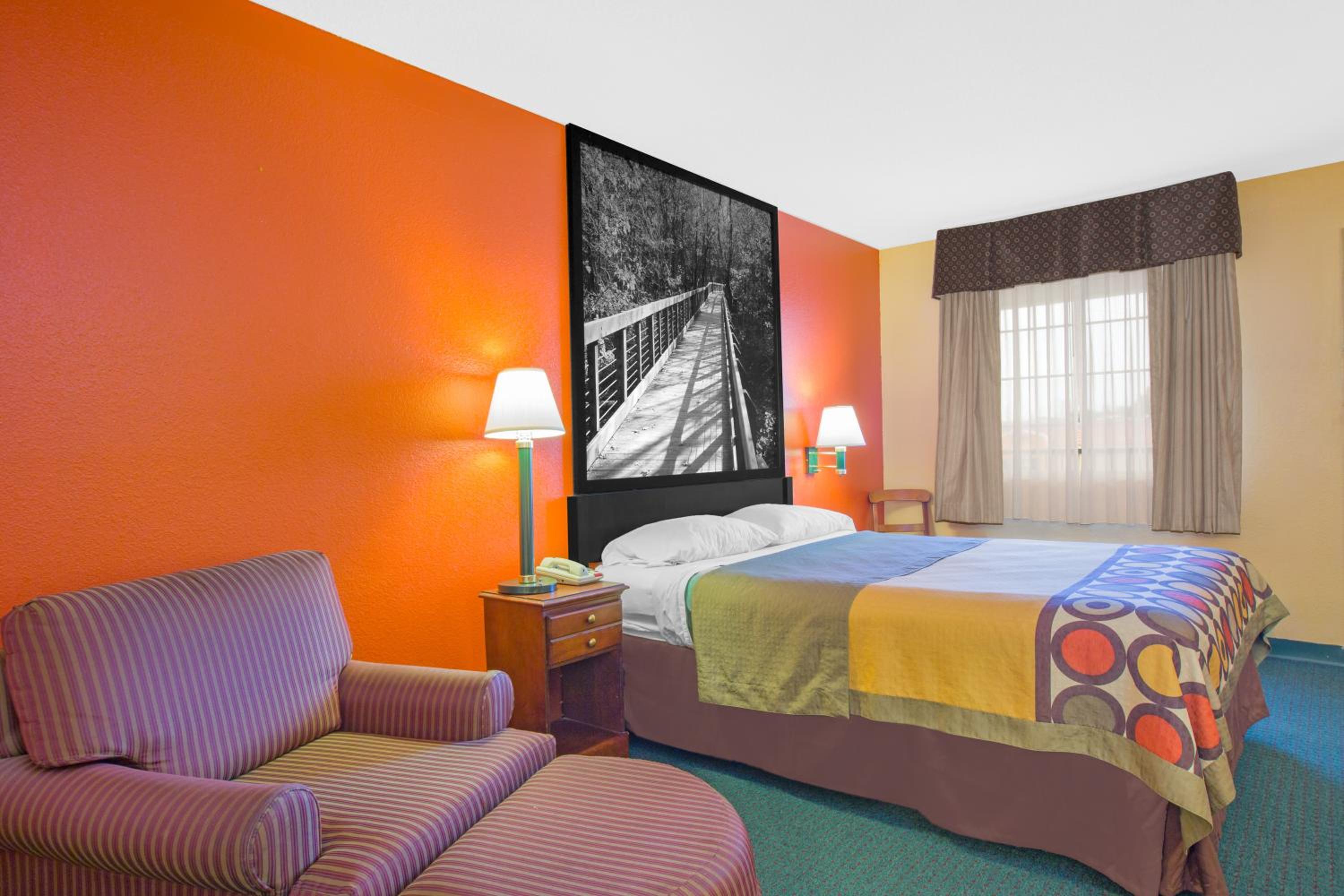 Queen Room - Non-Smoking - Photo 1