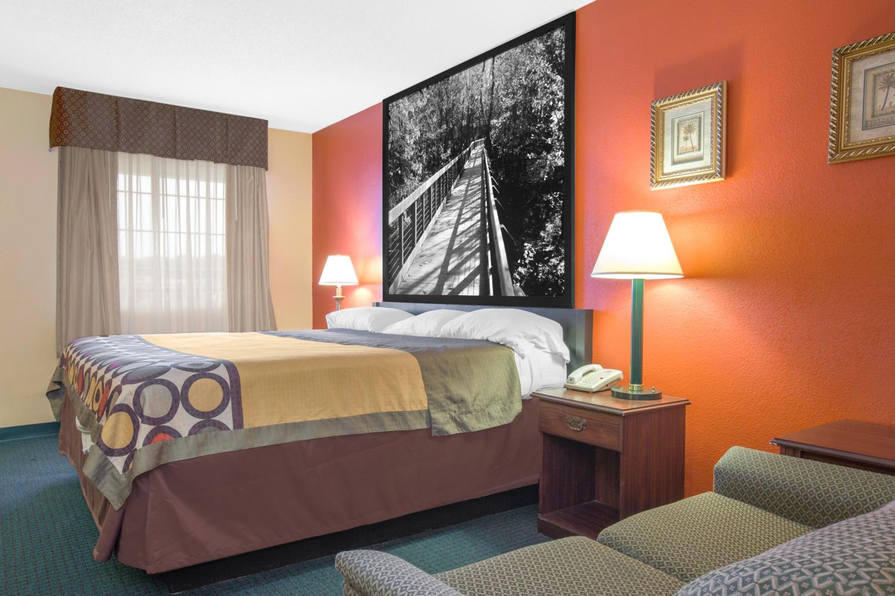 King Room - Non-Smoking - Photo 2