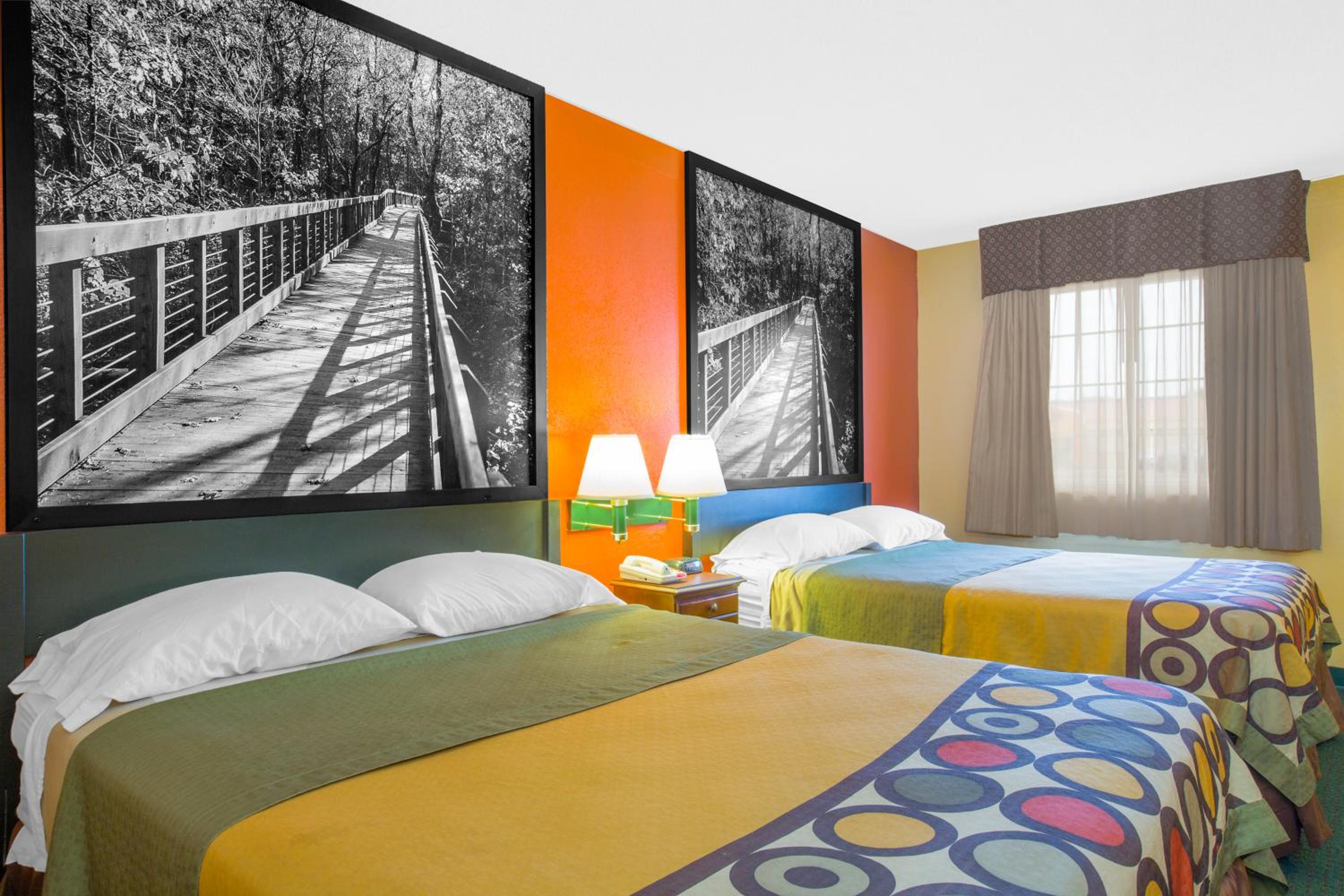 Queen Room with Two Queen Beds - Non-Smoking - Photo 4