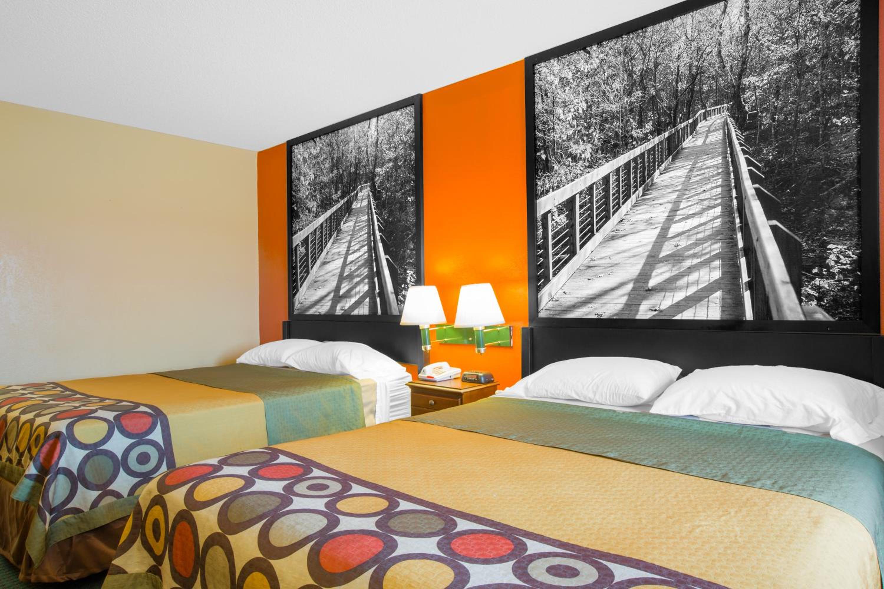 Queen Room with Two Queen Beds - Non-Smoking - Photo 3