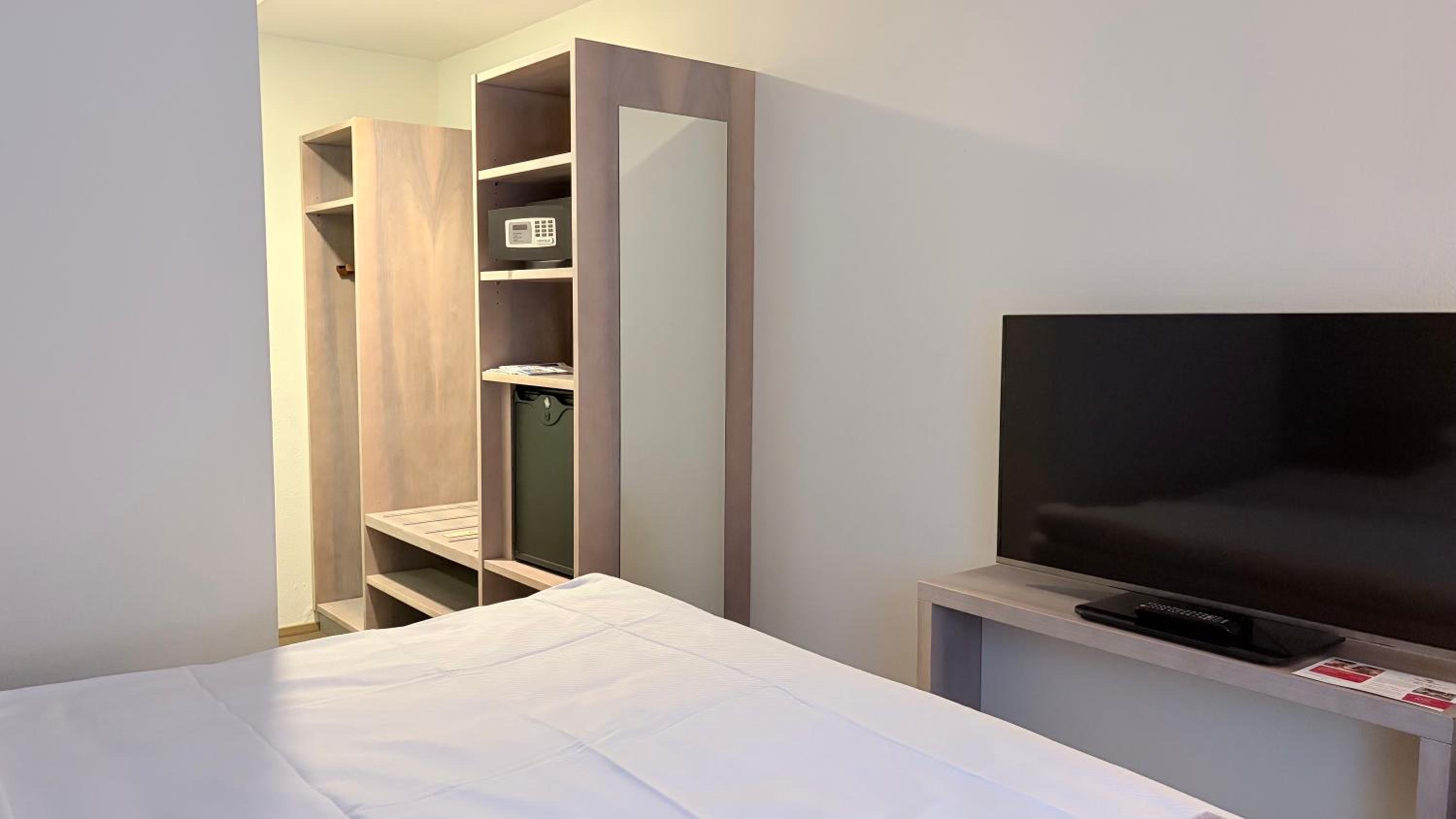 Queen Room photo 2