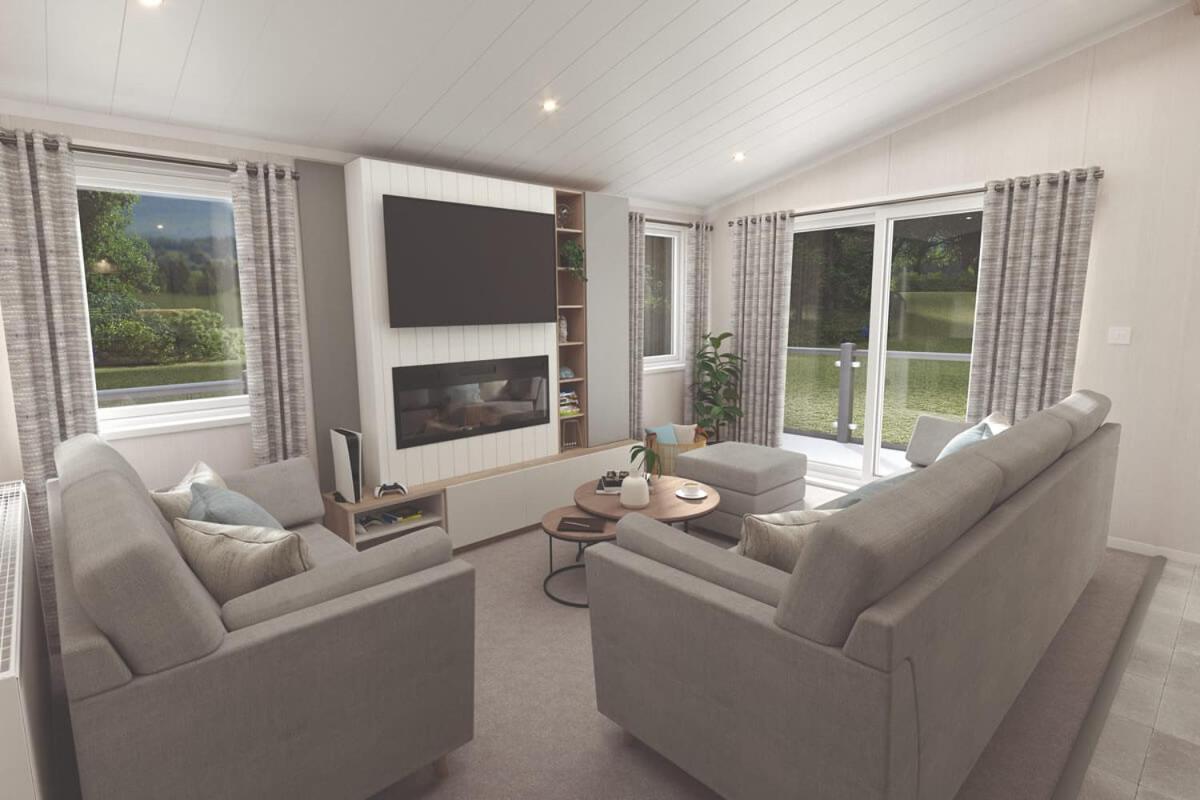 4 Bedroom Deluxe Lodge with Hot Tub photo 2