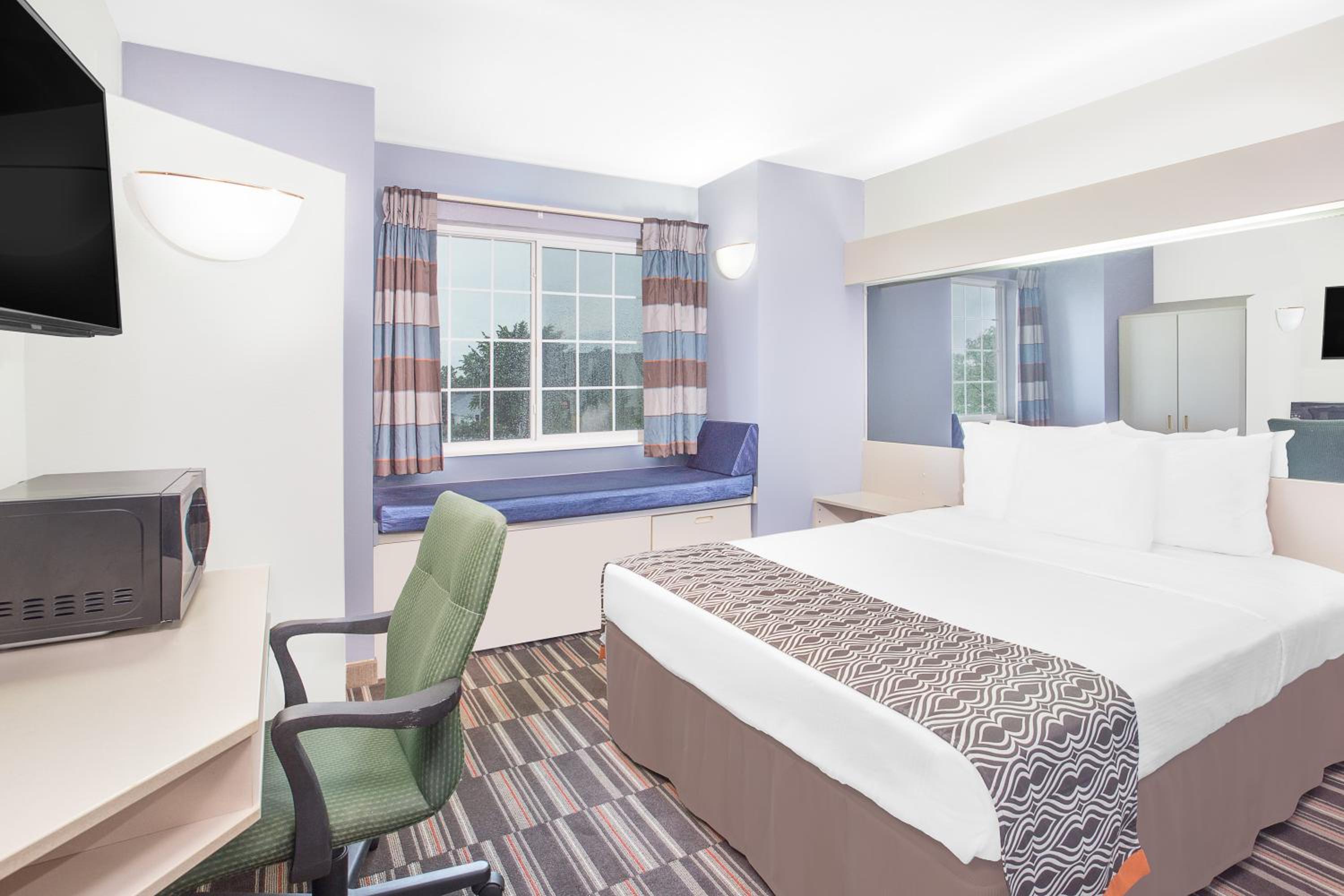 Queen Room - Non-Smoking / Non Pet Friendly photo 2