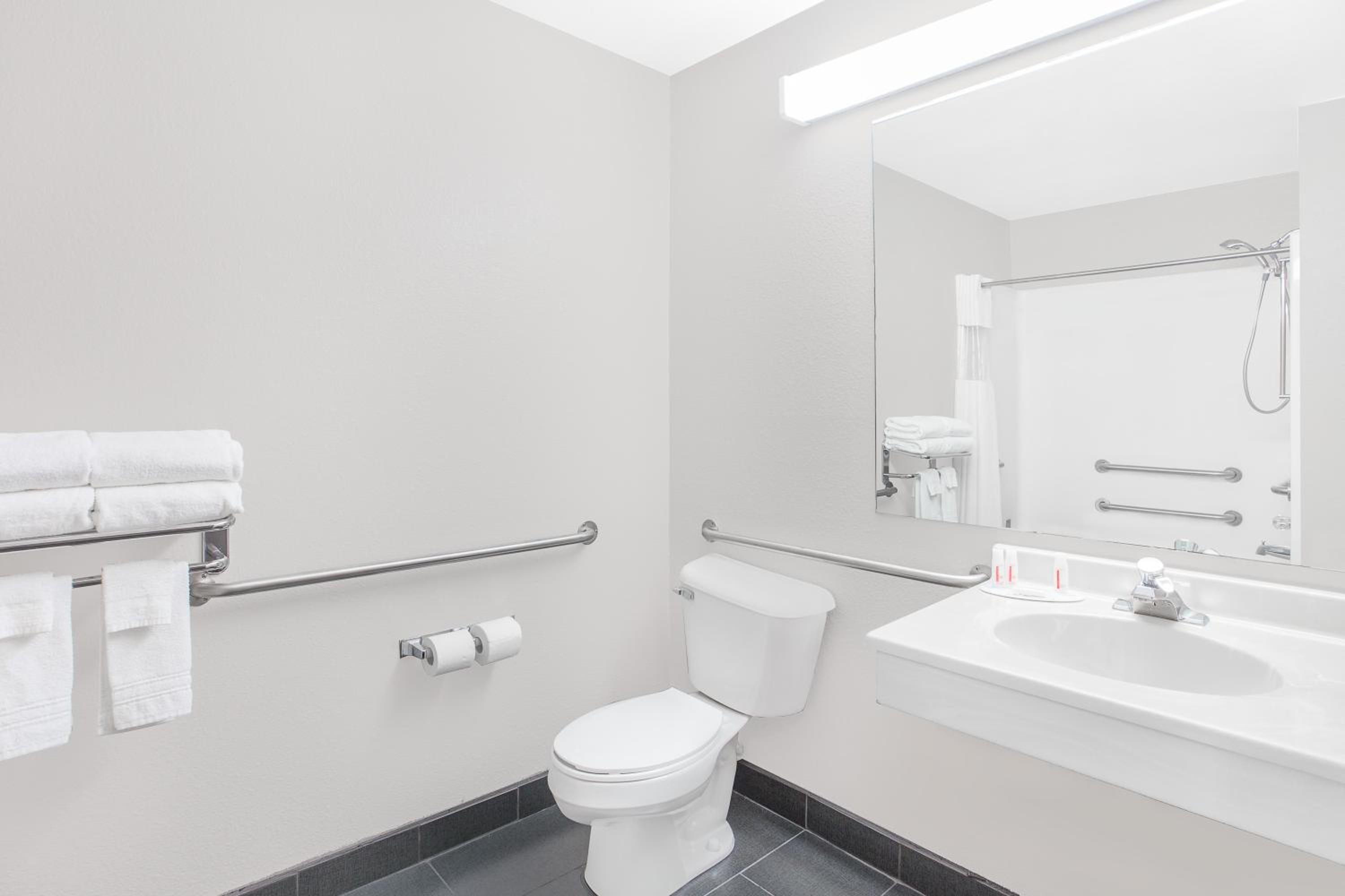 Queen Room with Two Queen Beds - Mobility Access/Non-Smoking/Non Pet Friendly - Photo 3