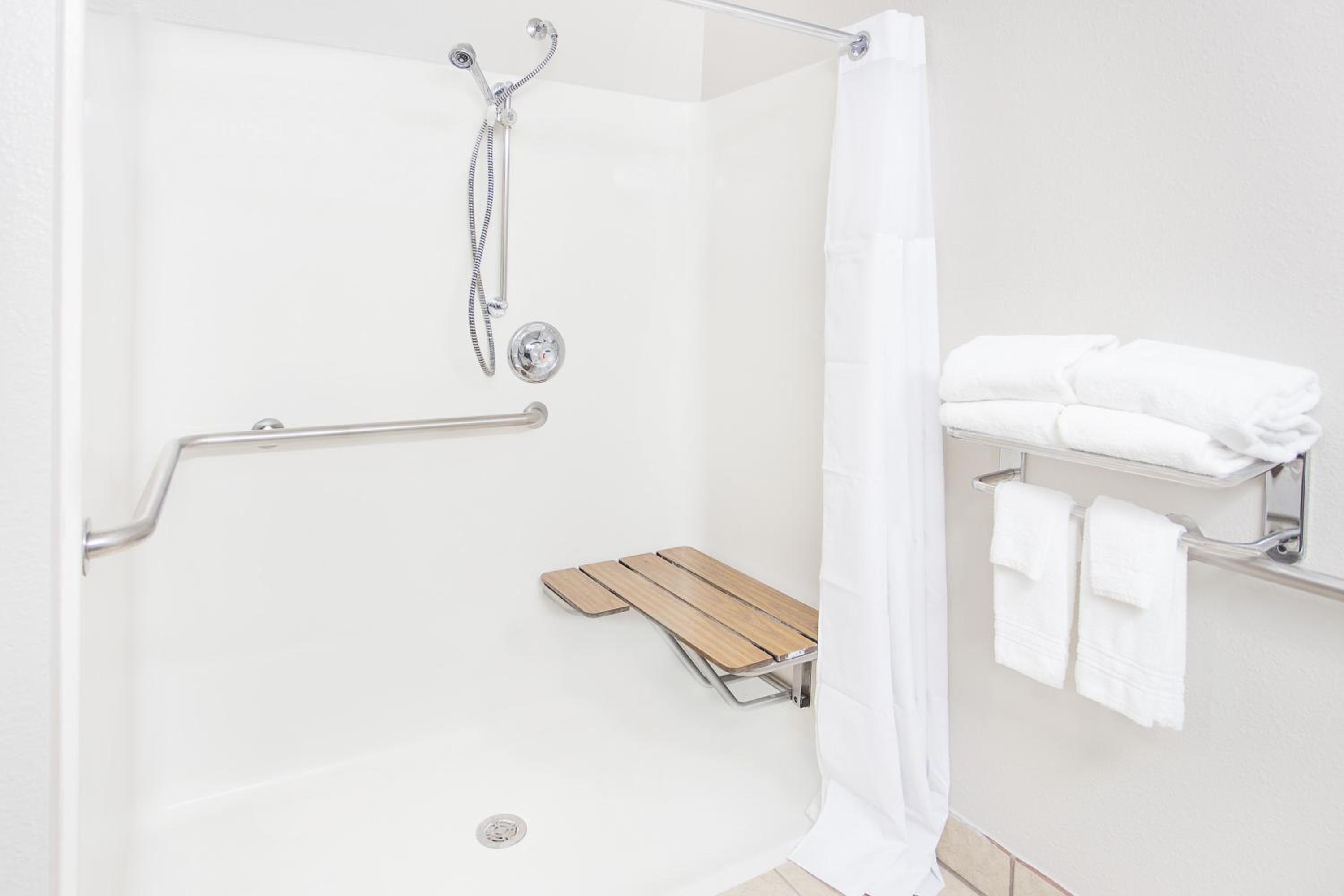 Queen Room with Two Queen Beds - Mobility Access/Non-Smoking/Non Pet Friendly - Photo 2
