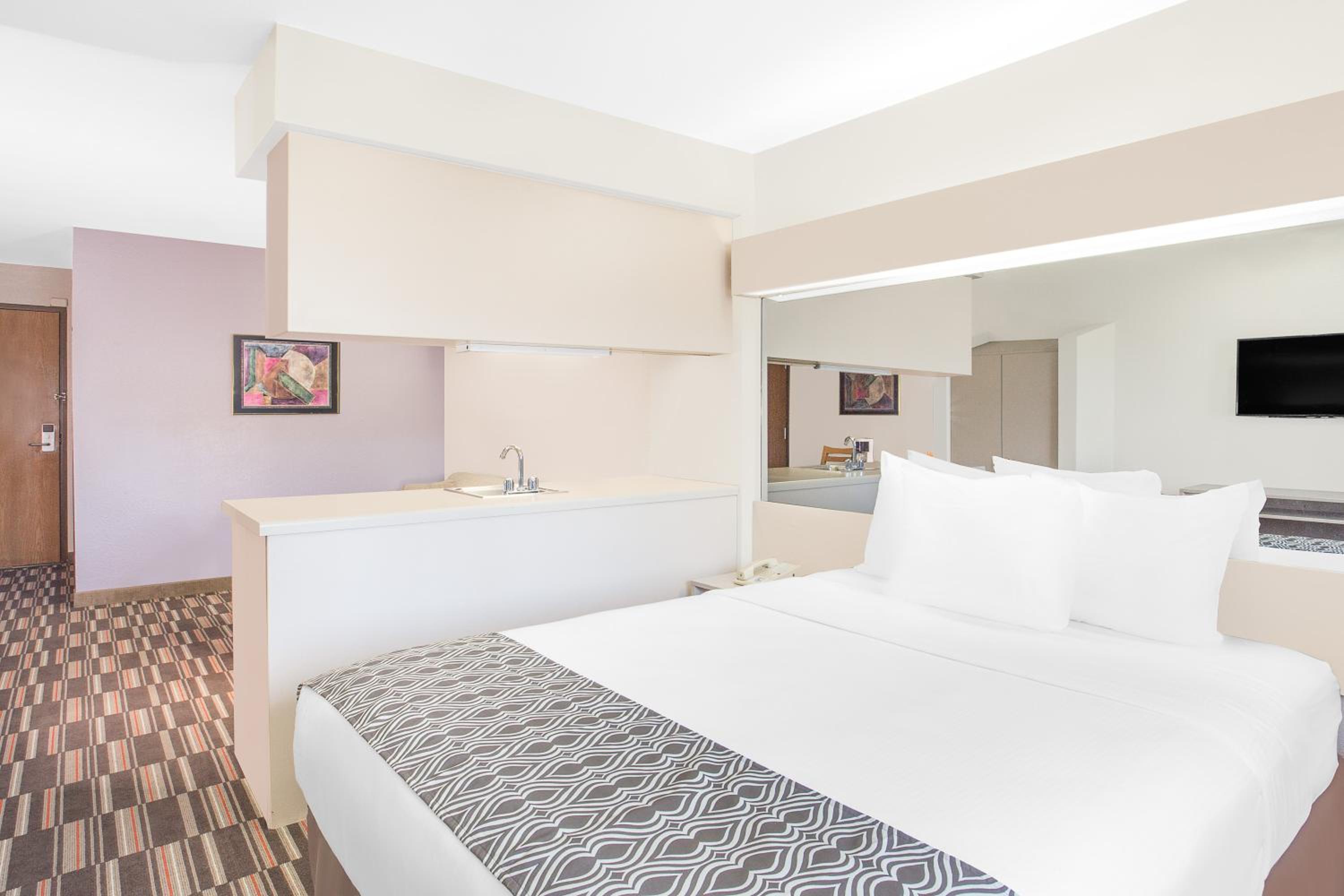 Queen Studio Suite with Sofa Bed - Non-Smoking / Non Pet Friendly photo 2
