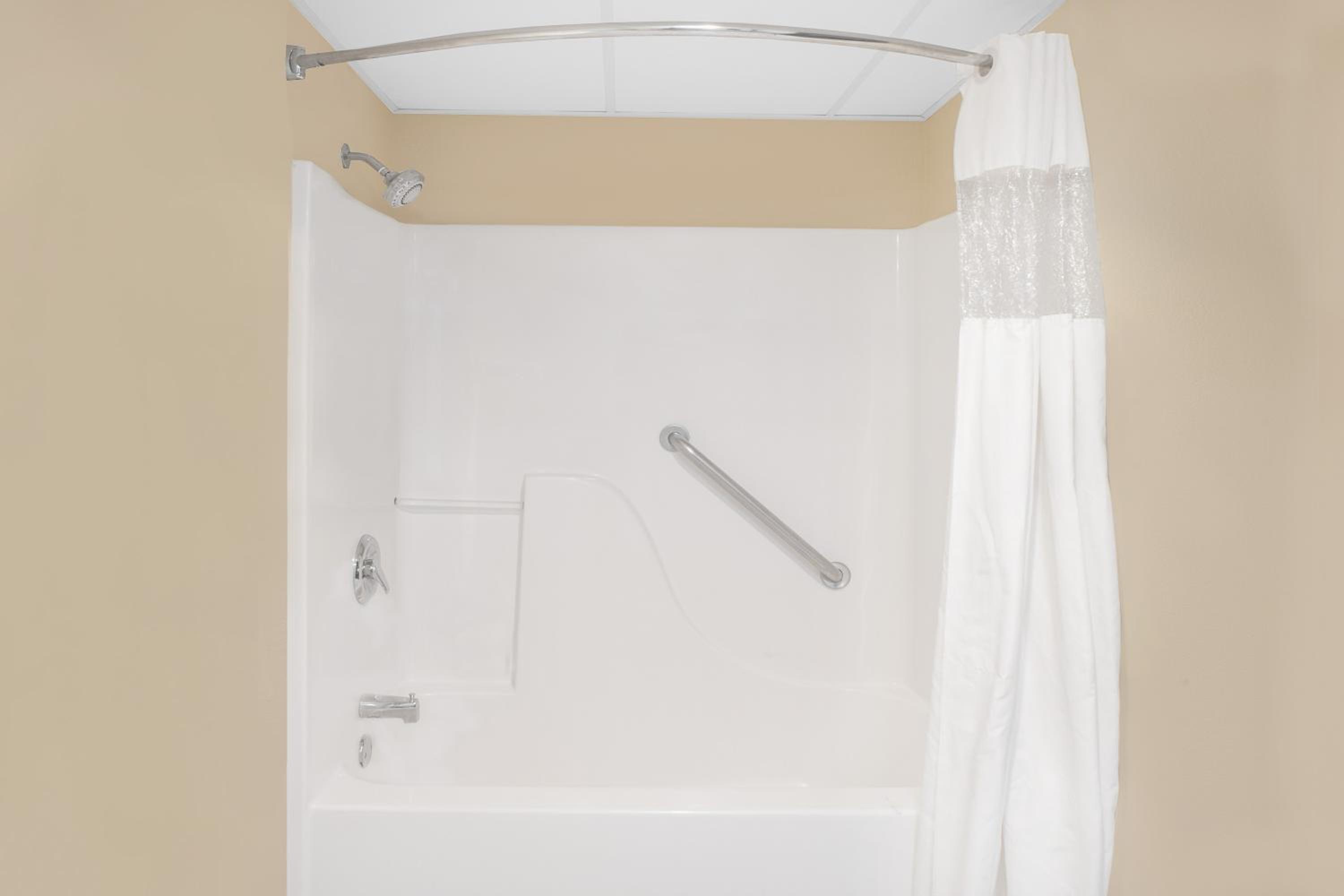 King Room - Non-Smoking - Photo 4
