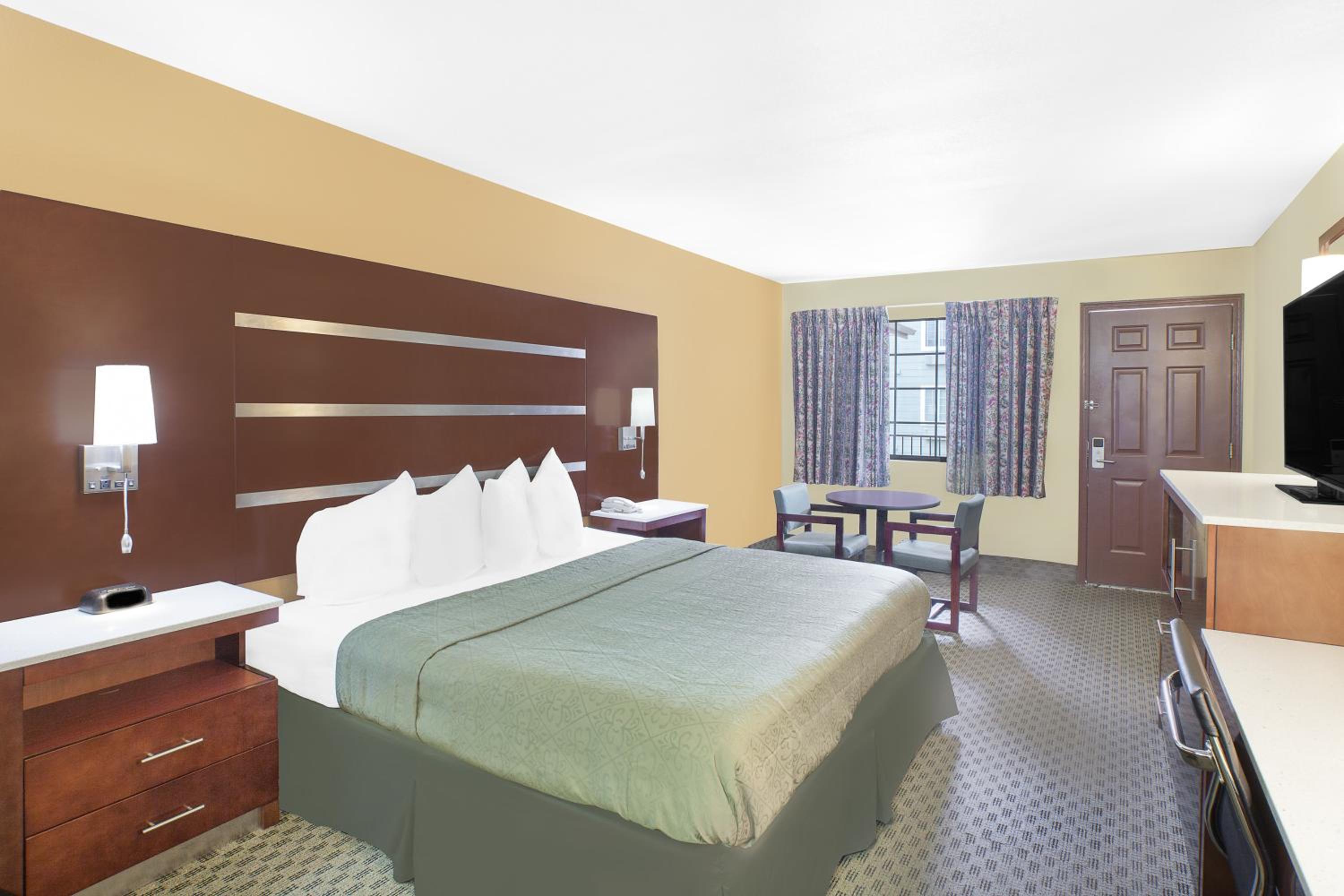 King Room - Non-Smoking - Photo 2