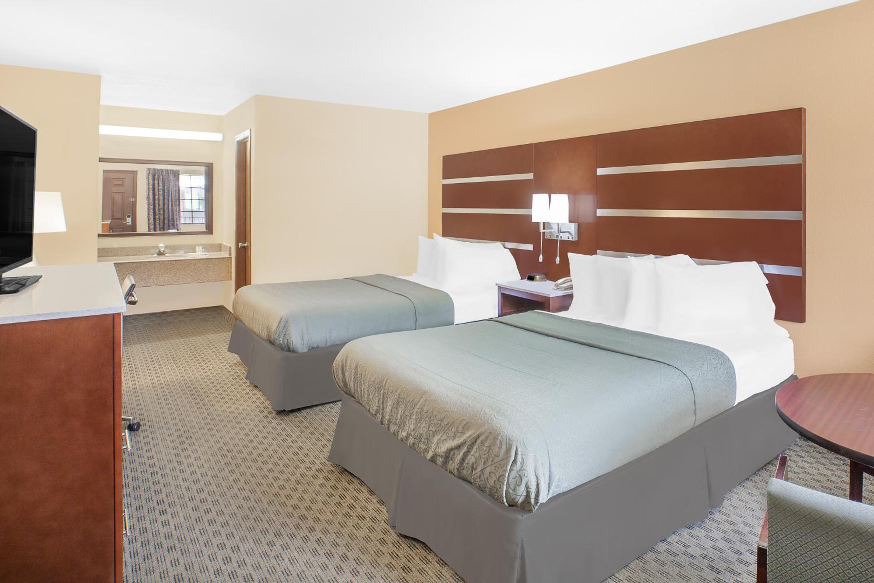Queen Room with Two Queen Beds - Non-Smoking - Photo 4