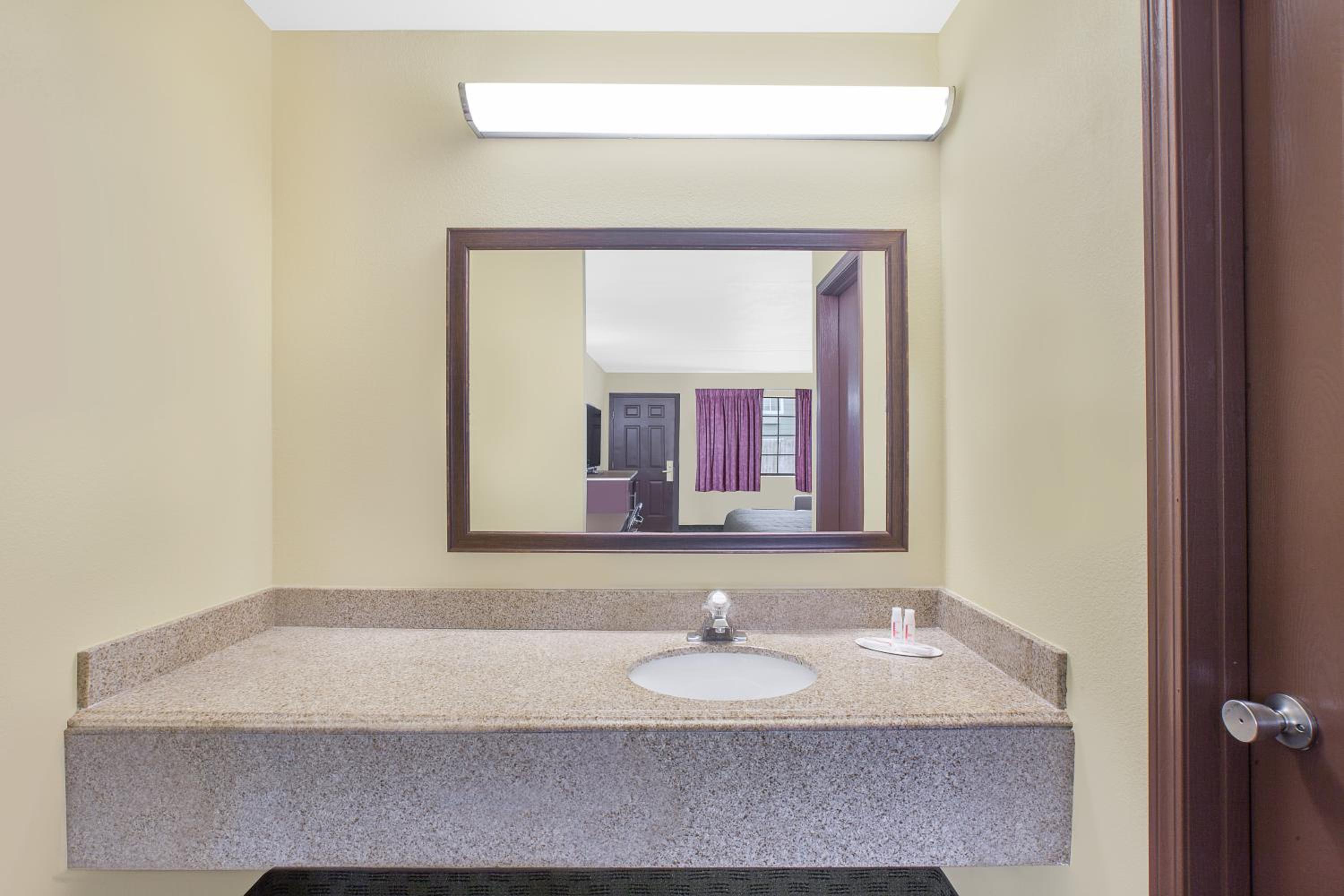 King Room - Non-Smoking - Photo 5
