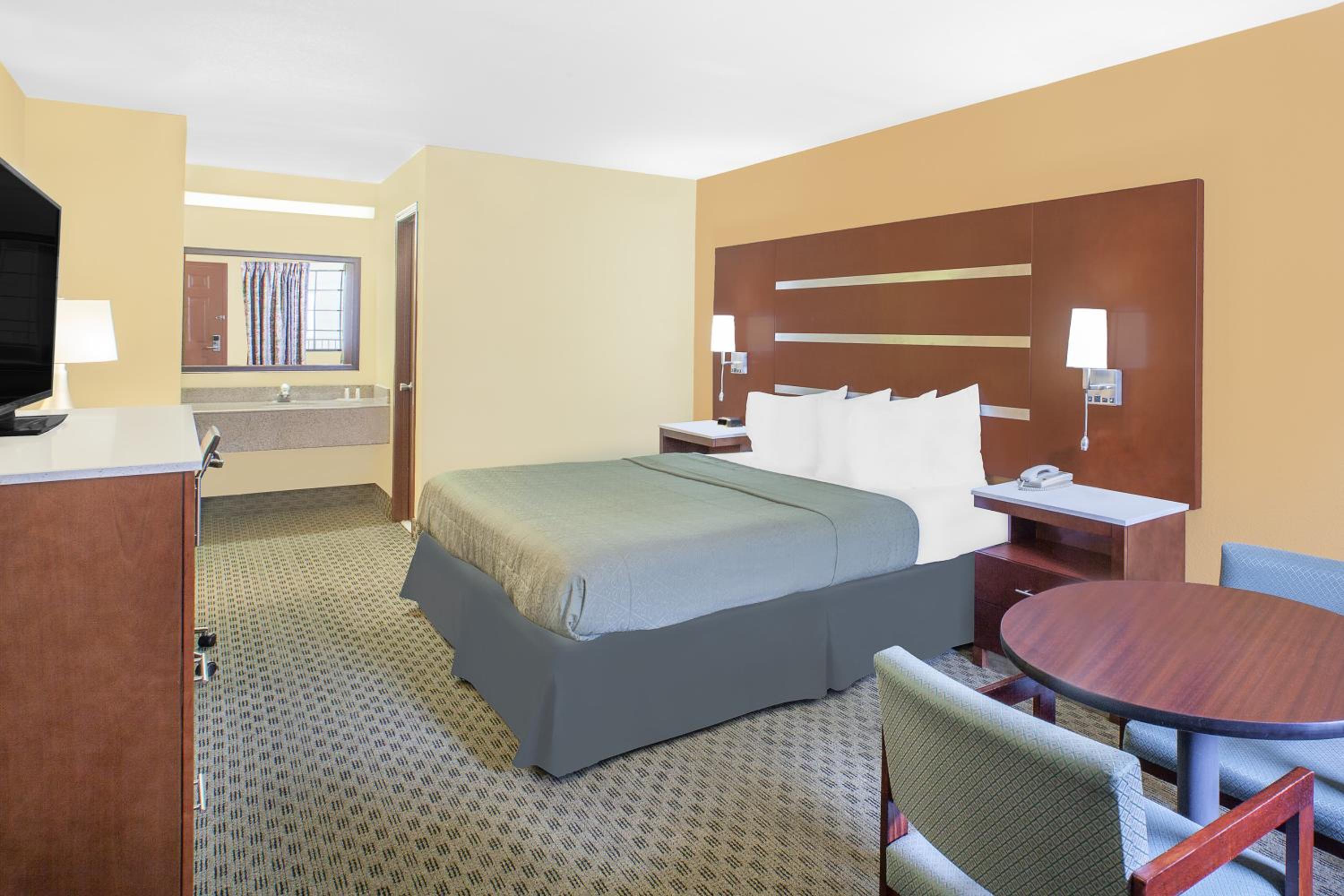 King Room - Non-Smoking - Photo 3