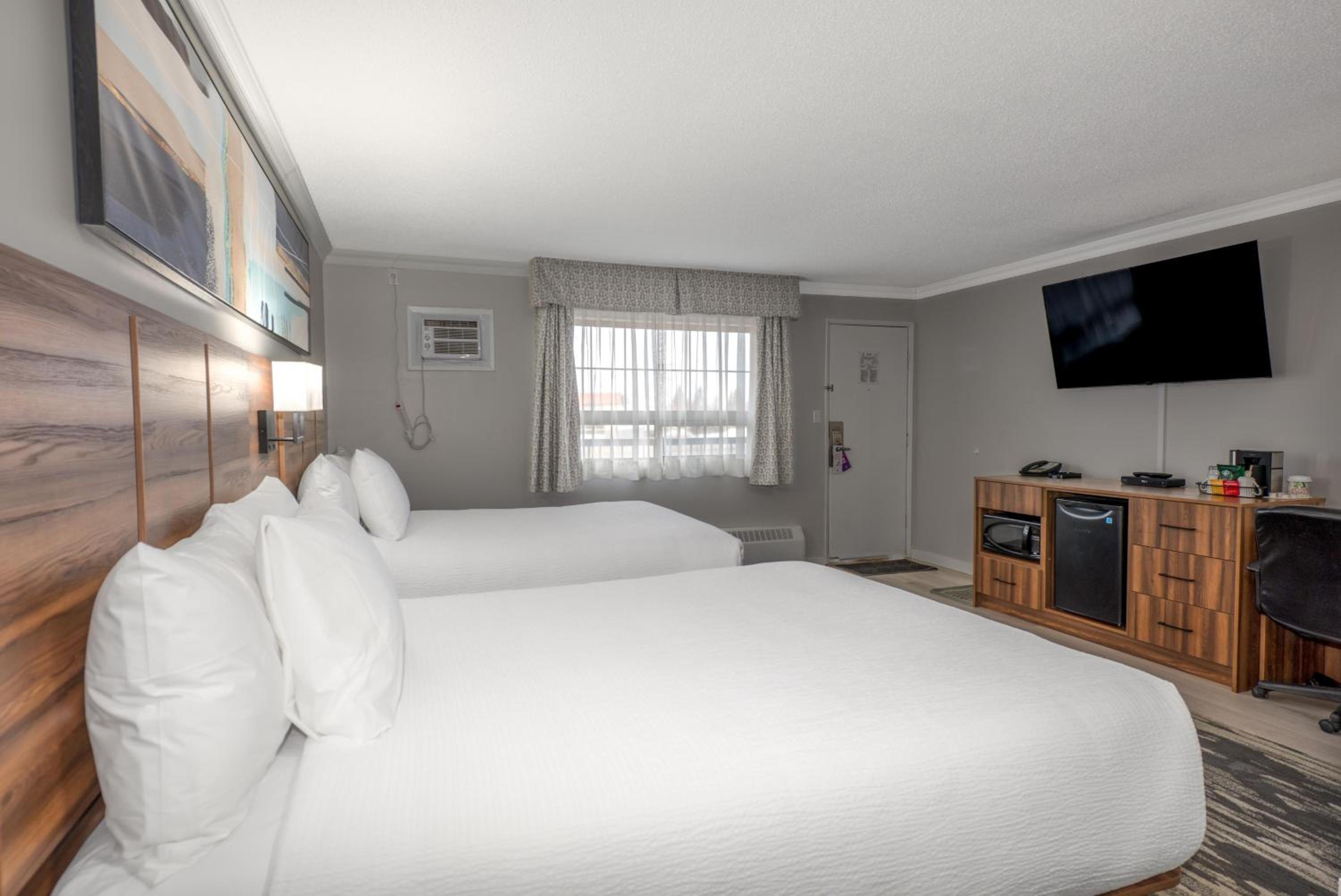 Queen Room with Two Queen Beds photo 2