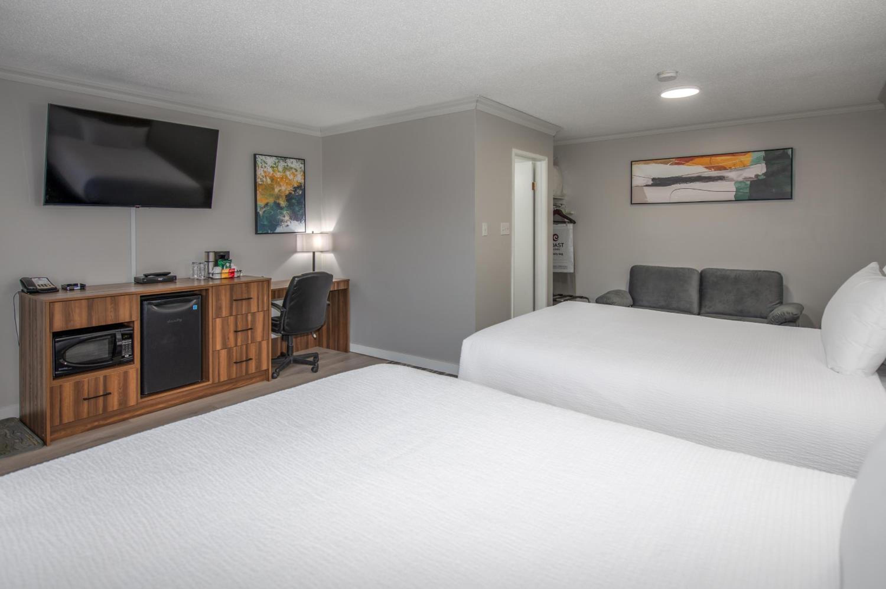 Queen Room with Two Queen Beds photo 3